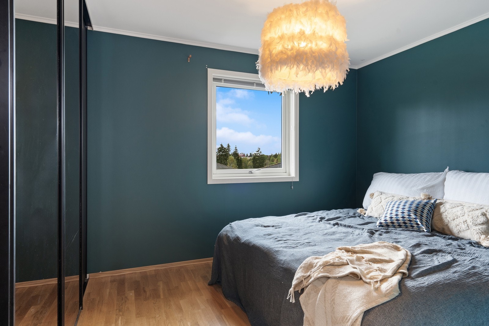 Hovedsoverom malt i en behagelig farge og har god plass til dobbeltseng og tilhørende nattbord. Galleribilde