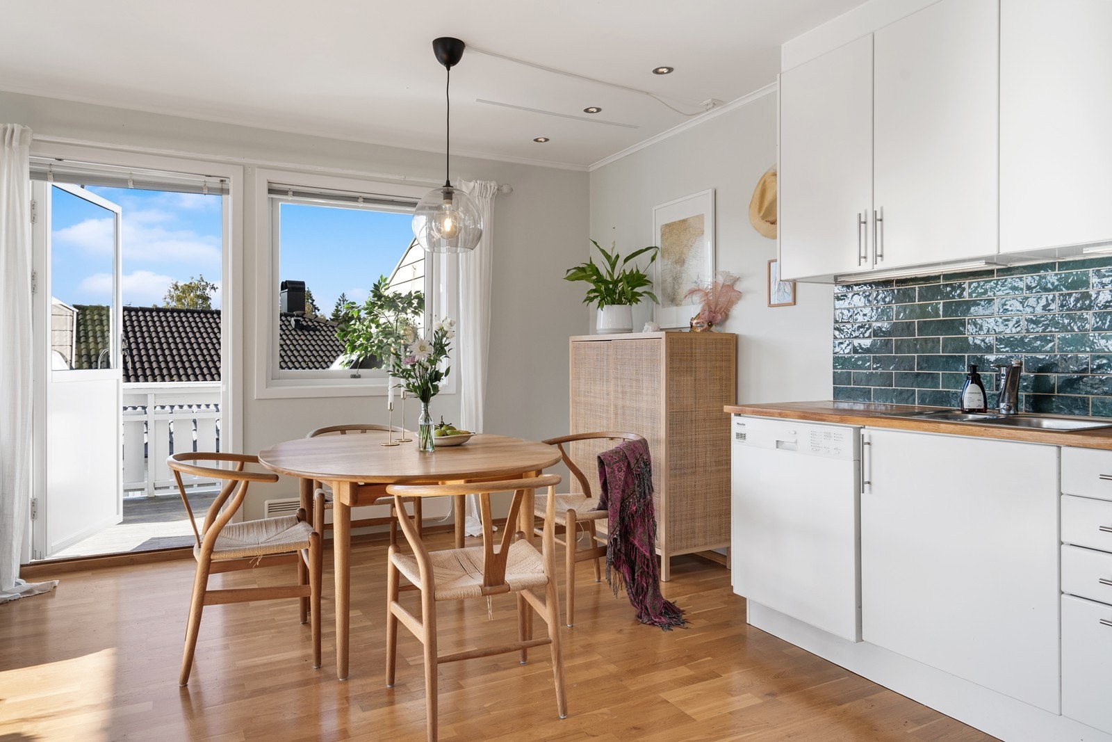 Felleskostnadene inkluderer bl.a. bygningsforsikring, styrehonorar, forretningsførsel, kommunale avgifter, renter/avdrag på felles lån og kabel-TV/bredbånd. Galleribilde