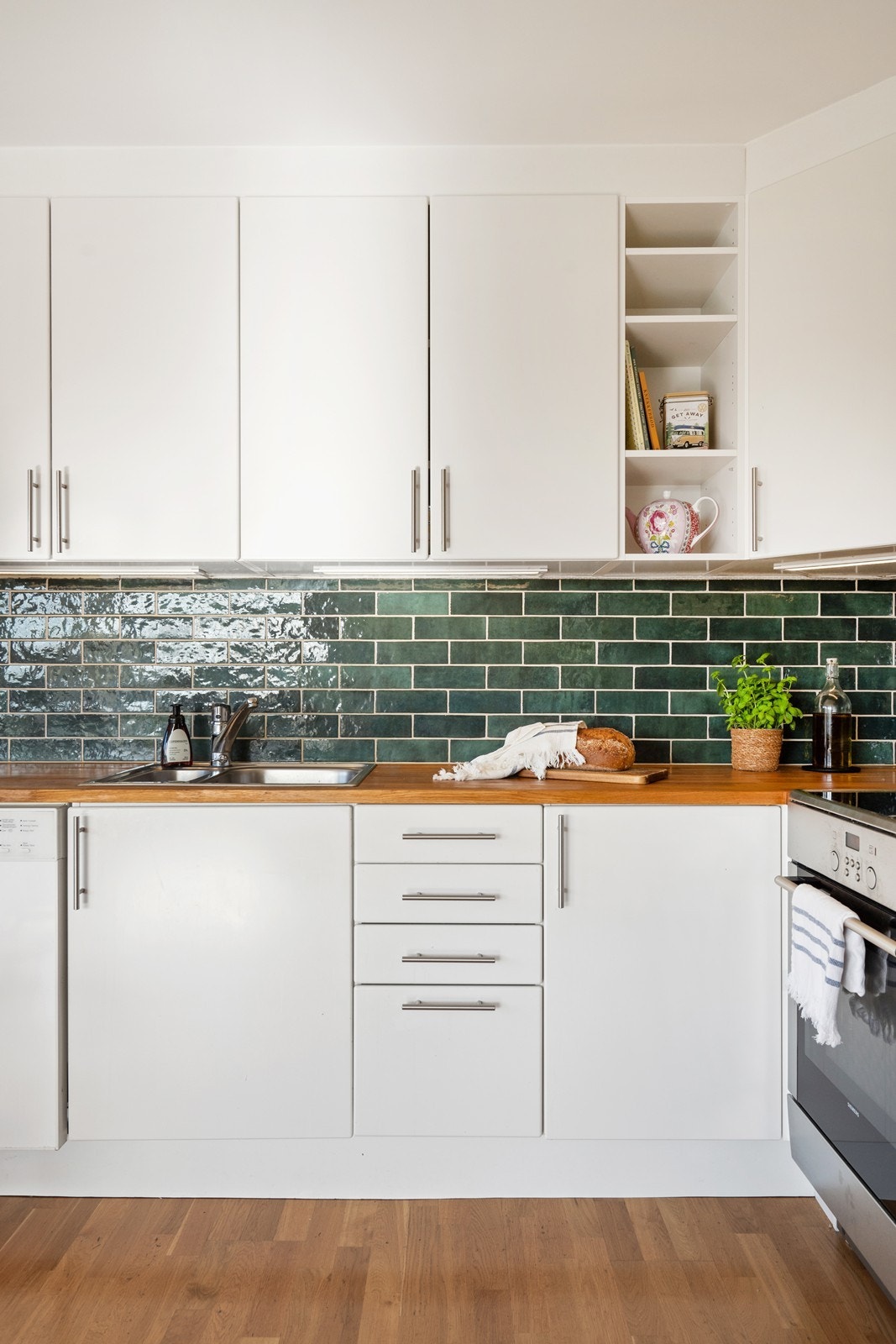 Lyst og fint kjøkken med heltre benkeplater, lekre fliser og godt med oppbevaringsplass. Galleribilde