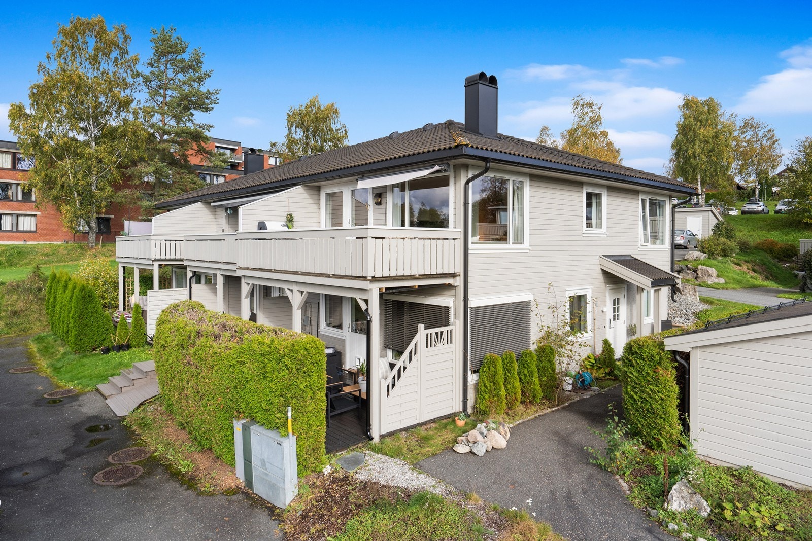 Borettslaget har en pen opparbeidet tomt med asfalterte stikkveier og beplantning. Galleribilde