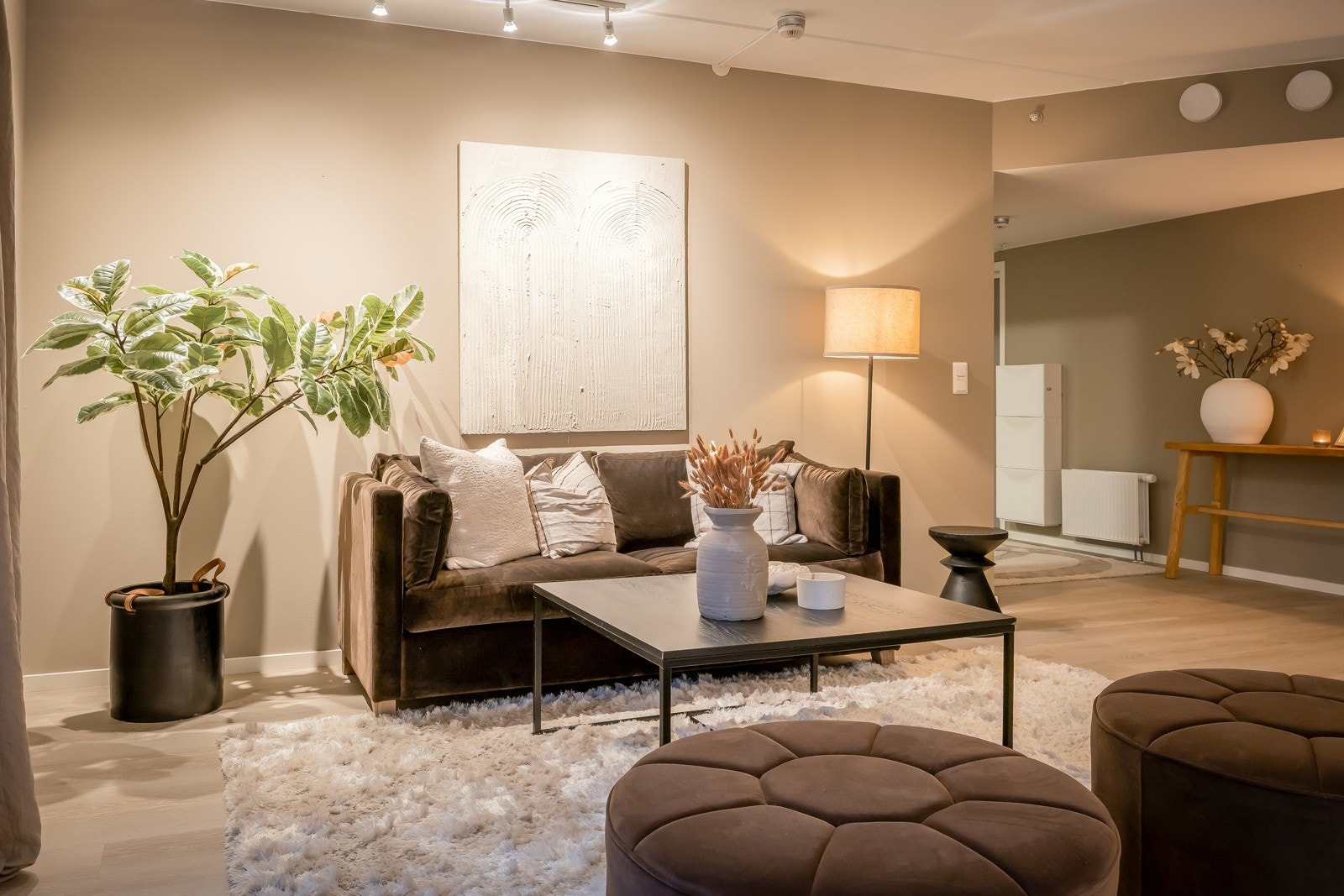 Stuen er romslig og tilrettelagt for enkel omorganisering av møbler, slik at du kan tilpasse den etter dine behov og ønsker. Galleribilde