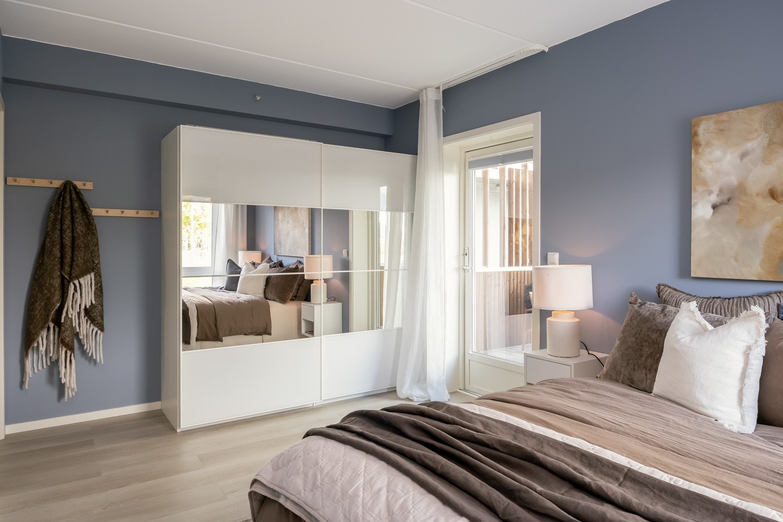 Med sin hjørnebeliggenhet i leiligheten får du et behagelig lysinnslipp fra vinduene som er utstyrt med 3-lags glass, noe som sikrer en god isolasjon. Galleribilde