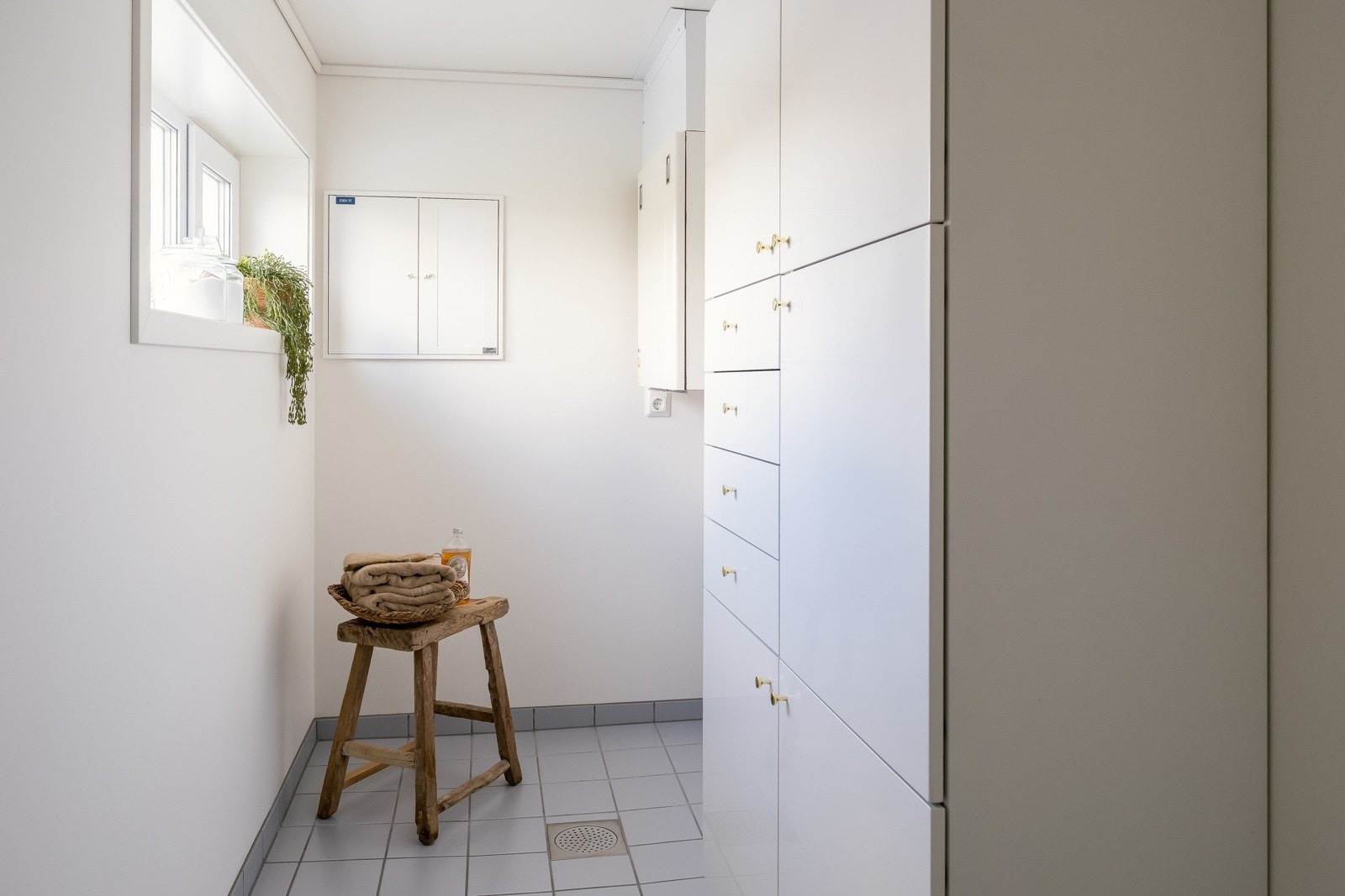 Vaskerommet i boligen er praktisk utformet med god plass til både vaskemaskin og annet nødvendig utstyr. Rommet har skap for oppbevaring, noe som gjør det enkelt å holde orden på vaskemidler og lignende. Galleribilde