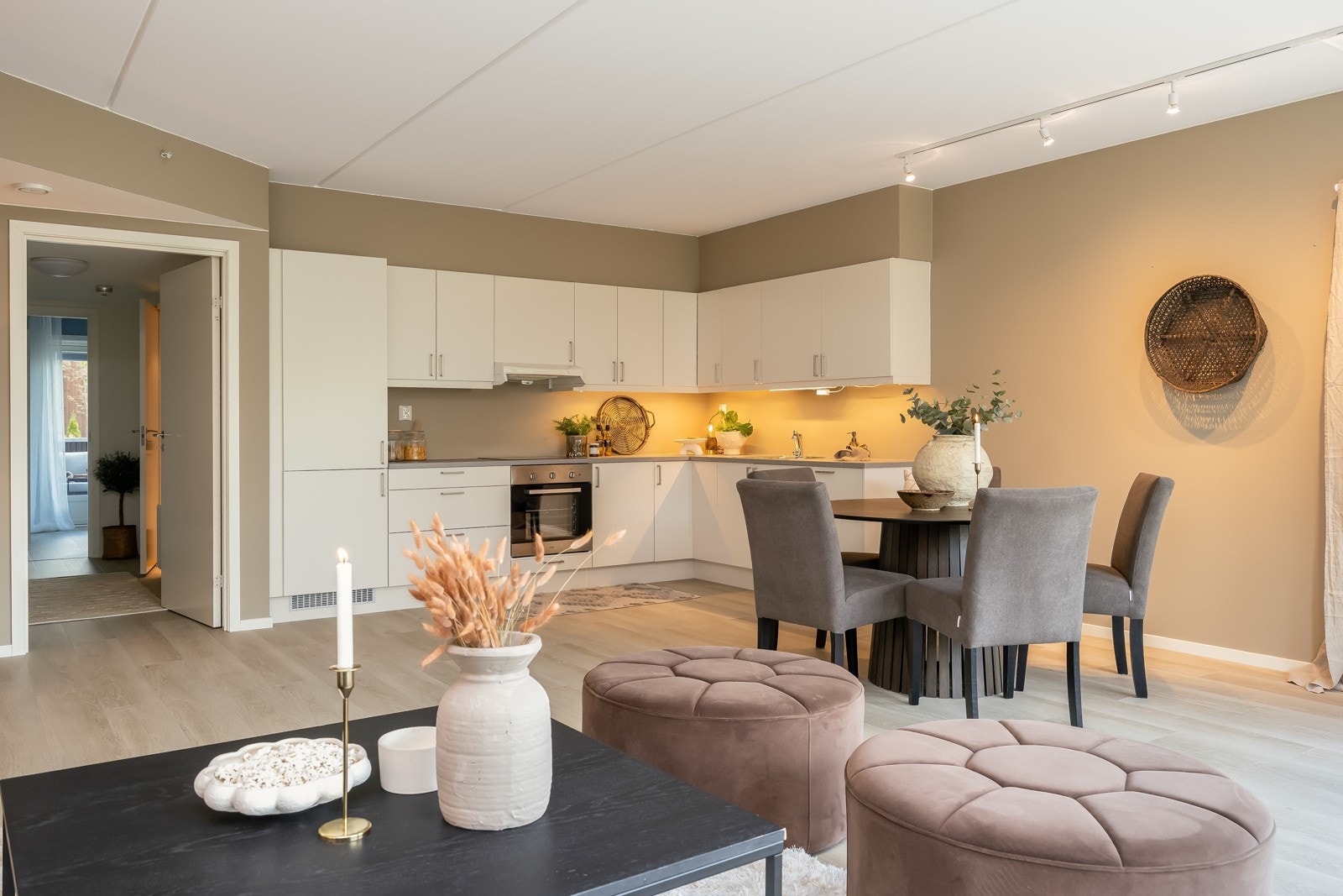 Kjøkkenet er praktisk og brukervennlig med smarte løsninger som utnytter plassen effektivt. Galleribilde