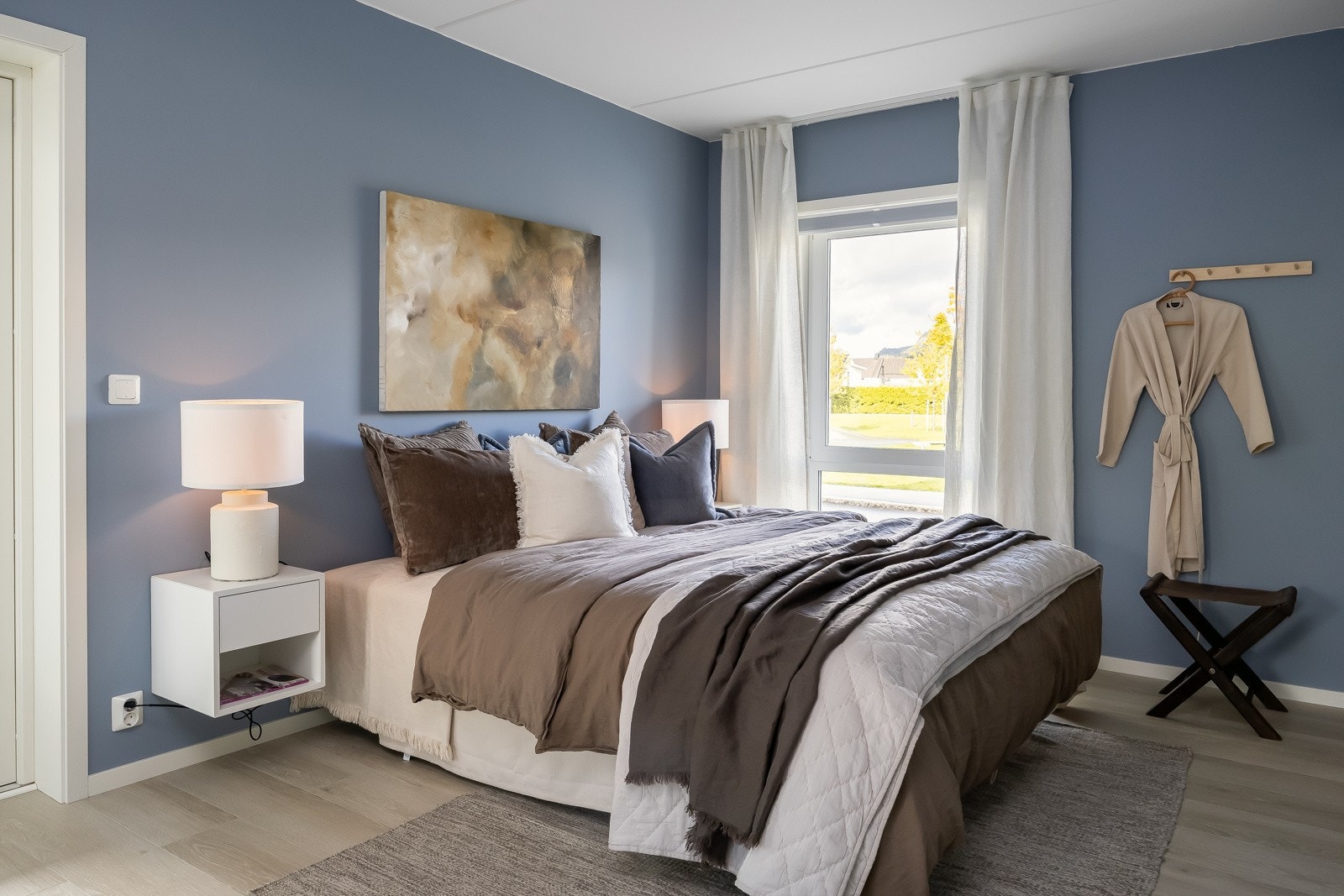 Soverom 1 er romslig og har godt med plass til en stor dobbeltseng og tilhørende nattbord. Galleribilde