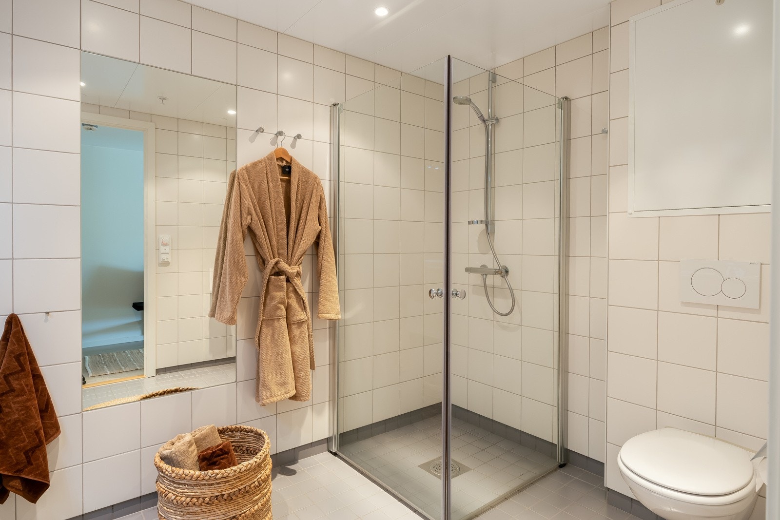 Badet er utstyrt med varmekabler under flislagt gulv som gir en behagelig varme. Galleribilde