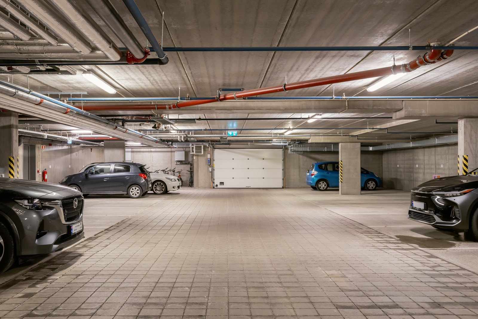 Med leiligheten følger det med bruksrett på 2 parkeringsplasser, hvor den ene kan videreselges i sameiet dersom man ikke har behov. Galleribilde