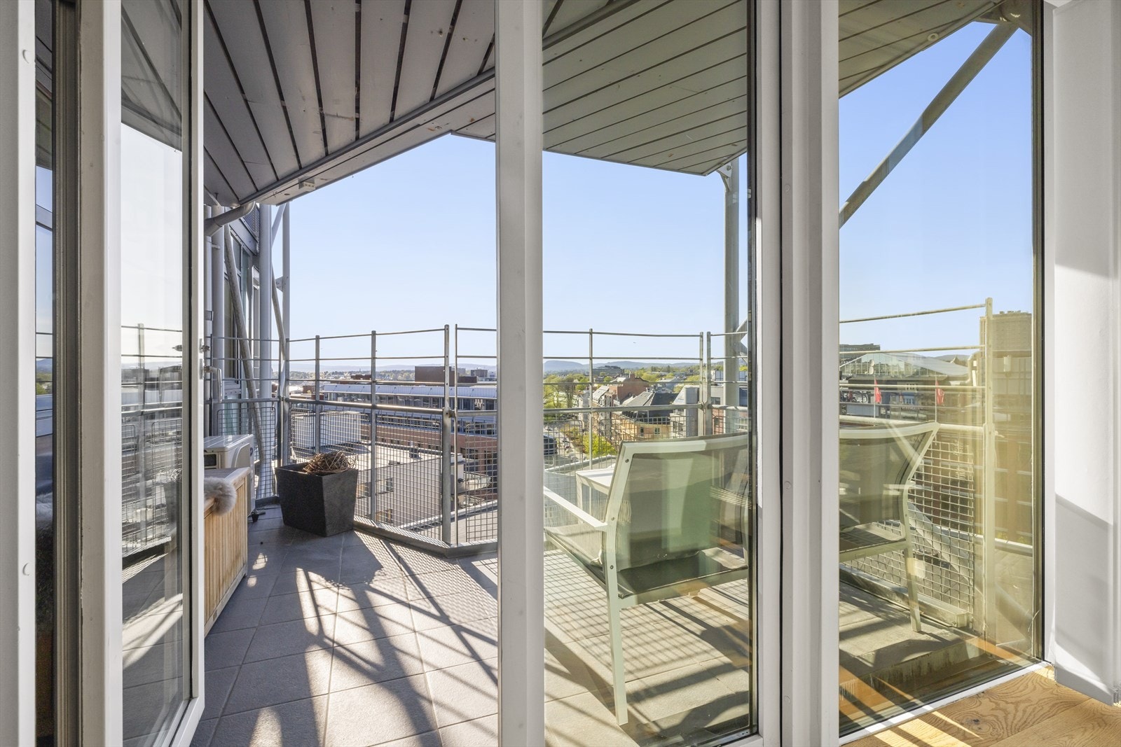 Nyt vårsolen på balkongen etter middag. Galleribilde