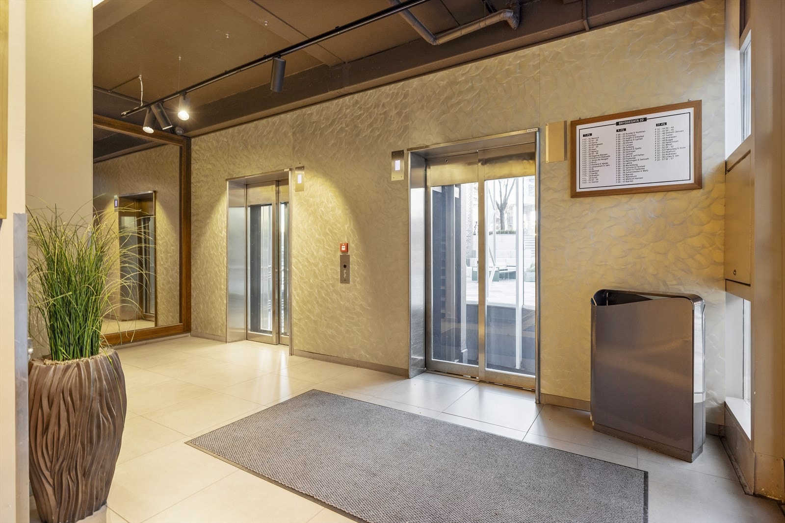 I Bryggegata 22 finnes det 2 glassheiser. Flott utsikt fra heisen på vei opp. Galleribilde