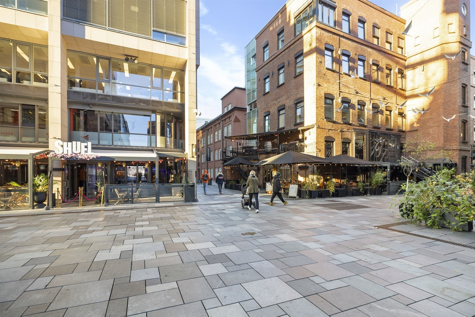 Aker Brygge har et rikt utvalg av forretninger, spisesteder og aktiviteter. Galleribilde