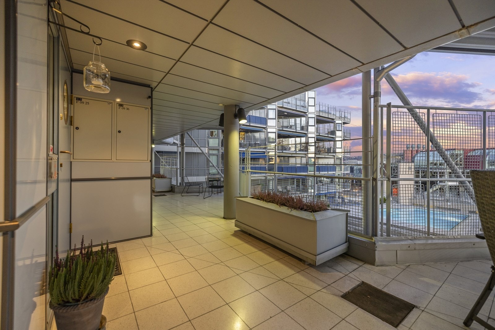 Adkomst til leiligheten er via balustrade pent opparbeidet med beplantning. Galleribilde