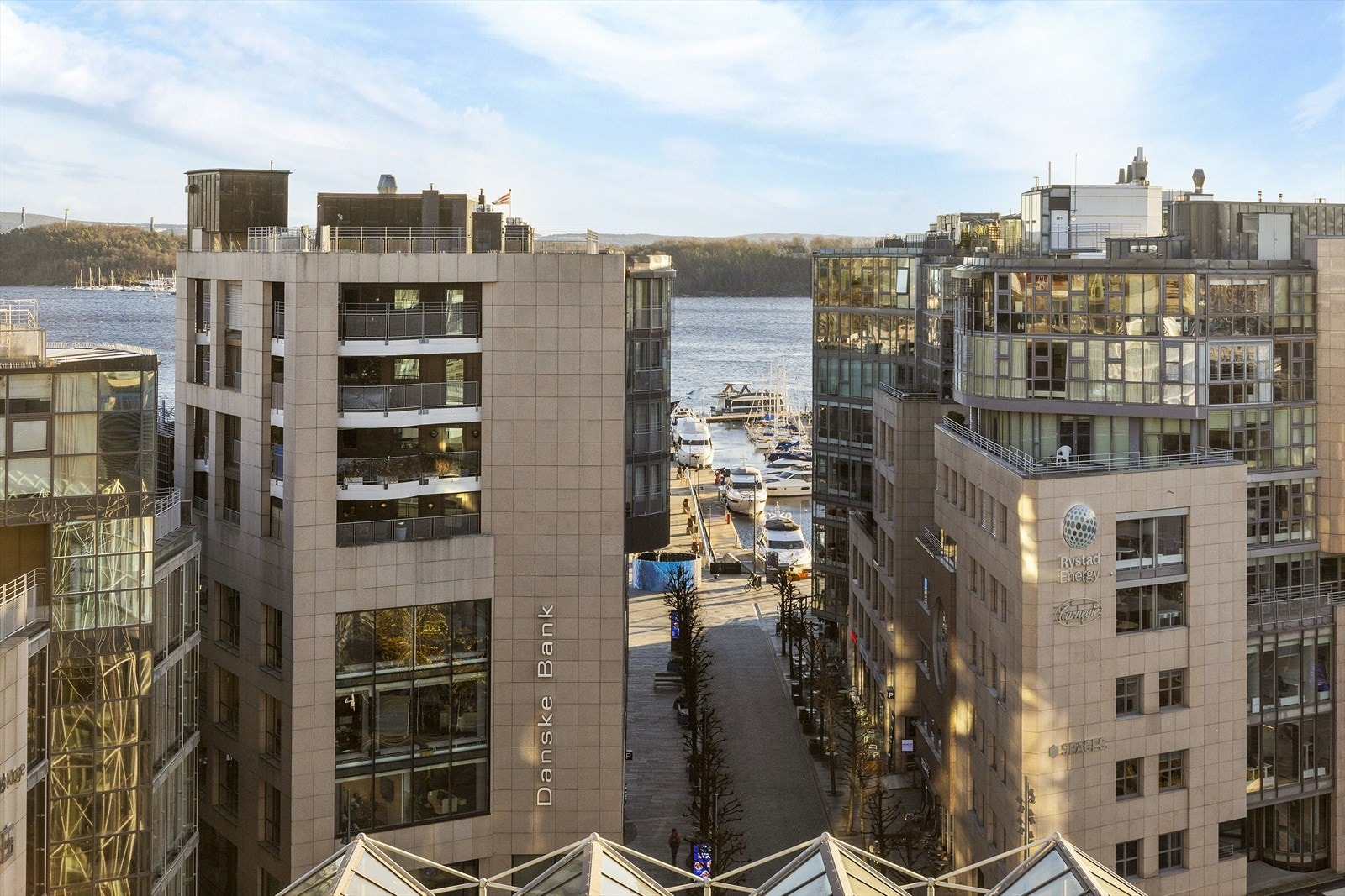 Leiligheten ligger høyt og fritt i 10.etg med nydelig utsikt. Her ser man mot Hovedøya. Galleribilde