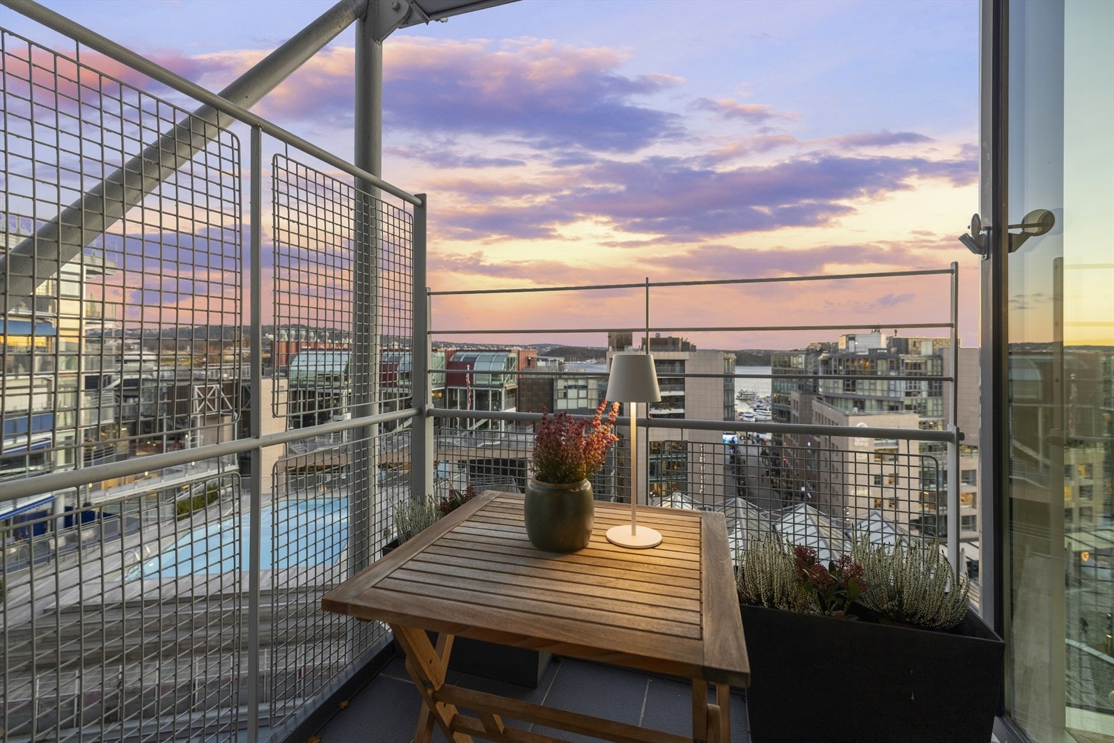 Kveldsstemning fra den ene balkongen. Galleribilde