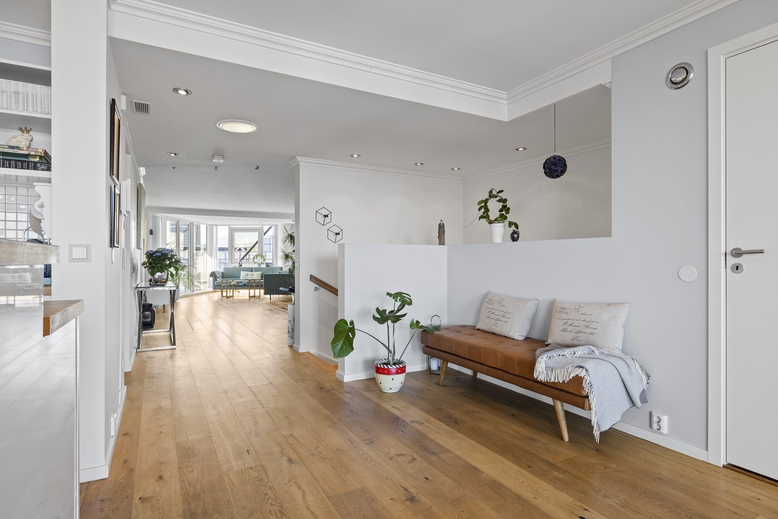 Trapp ned til inngangspartiet og garderoben. Galleribilde