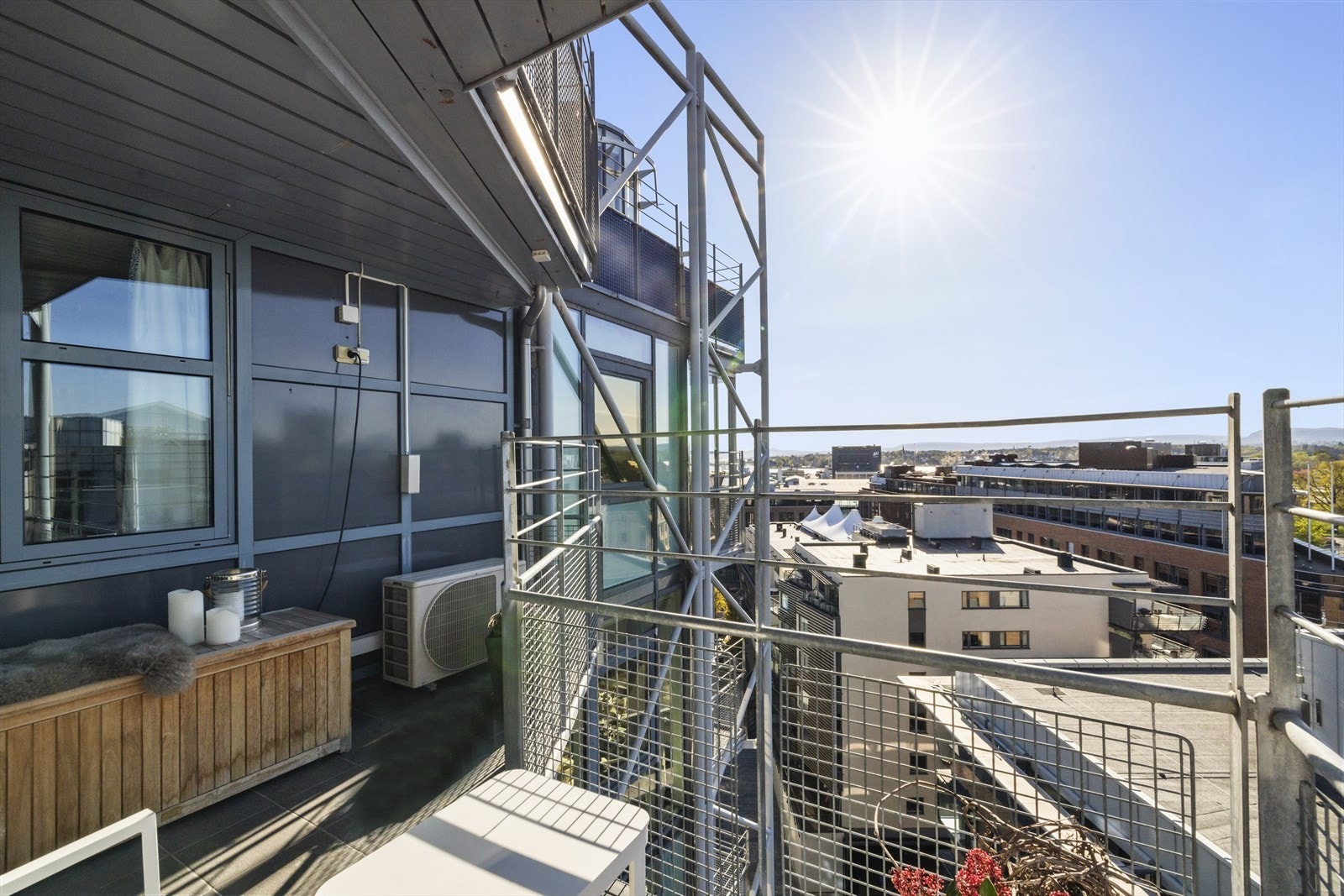 Ettermiddagssolen kan nytes på denne lune balkongen. Galleribilde