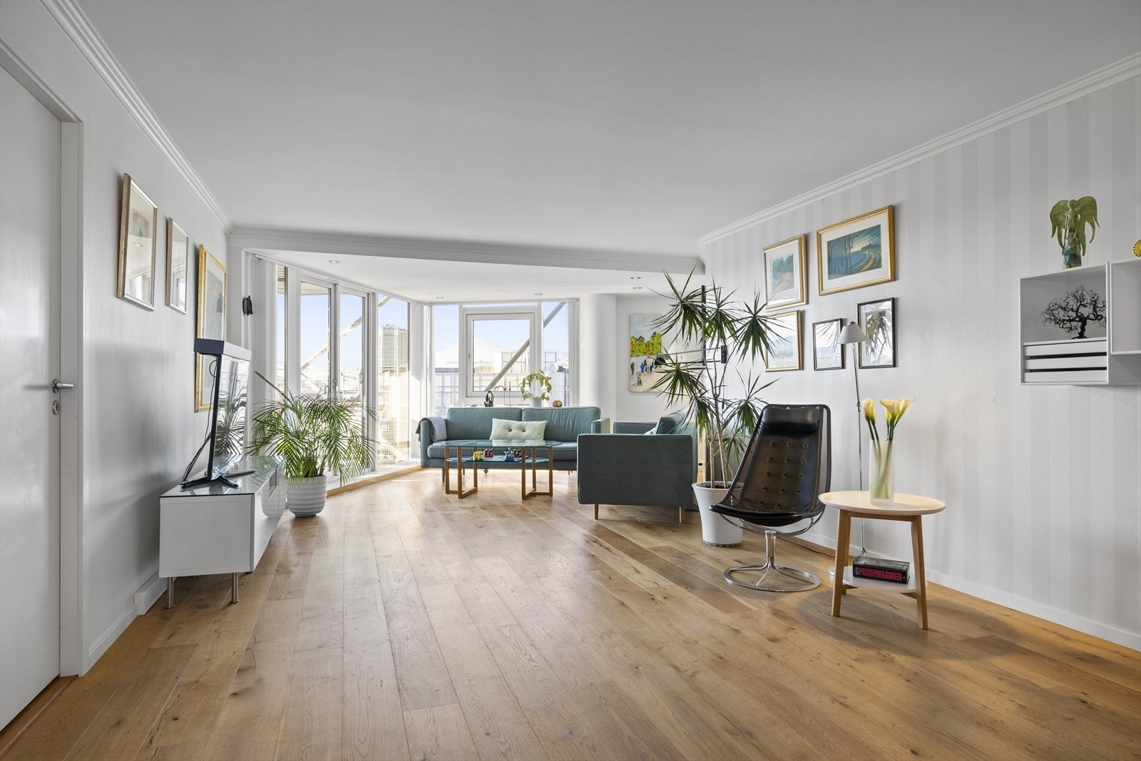 Stue er meget romslig og det er flere møbleringsmuligheter, Galleribilde