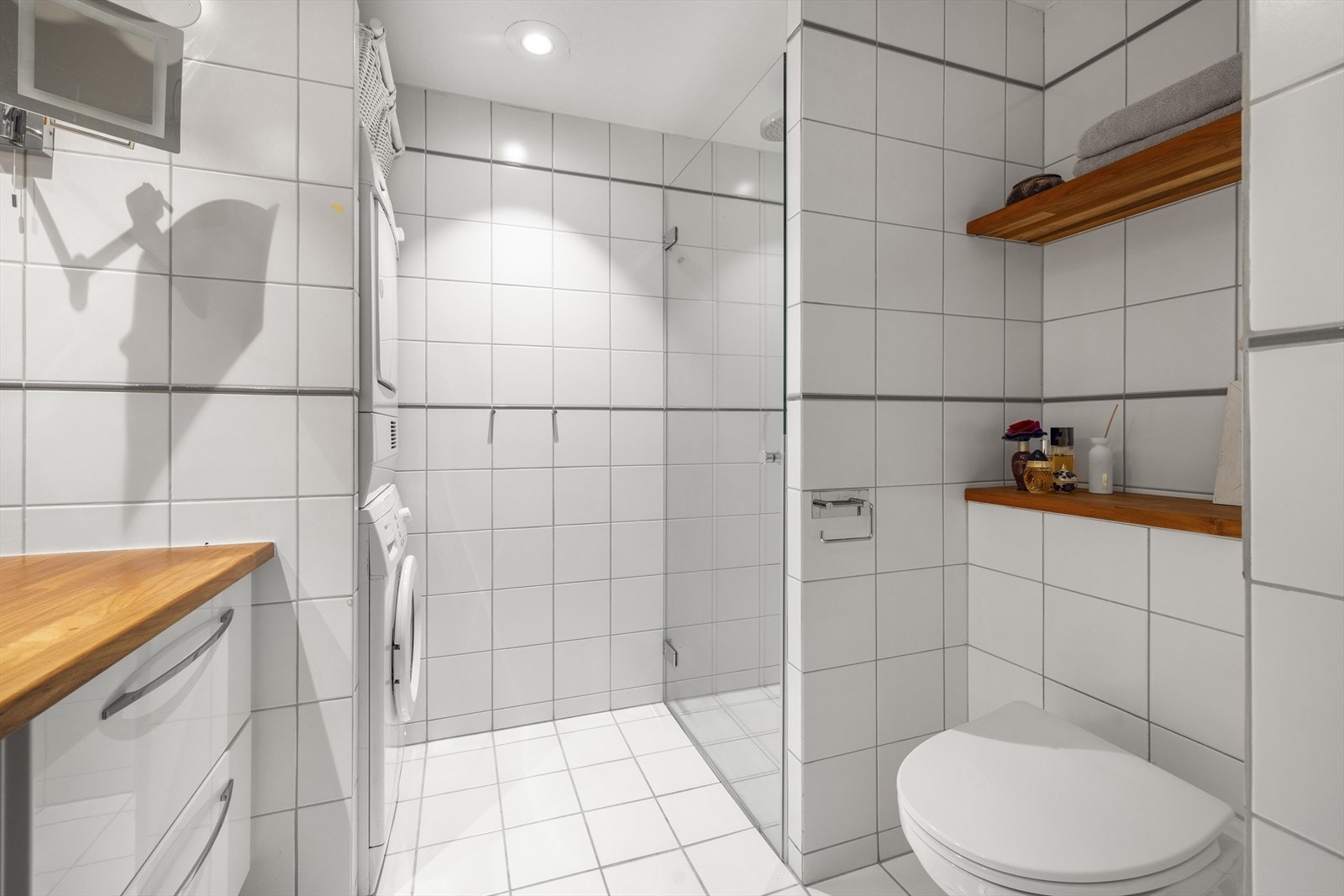 Begge badene er fra byggeåret men er oppgradert med ny innredning og ny himling. Galleribilde