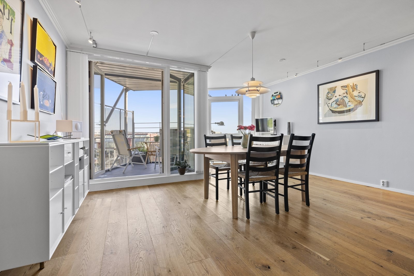 Her kan man enkelt dekke til store selskaper samtidig som utsikten nytes mot bassenget og Akershus Festning. Galleribilde