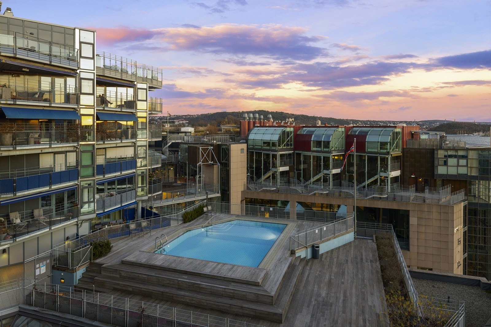 Bassengområdet kveldstid sett fra leiligheten. Galleribilde