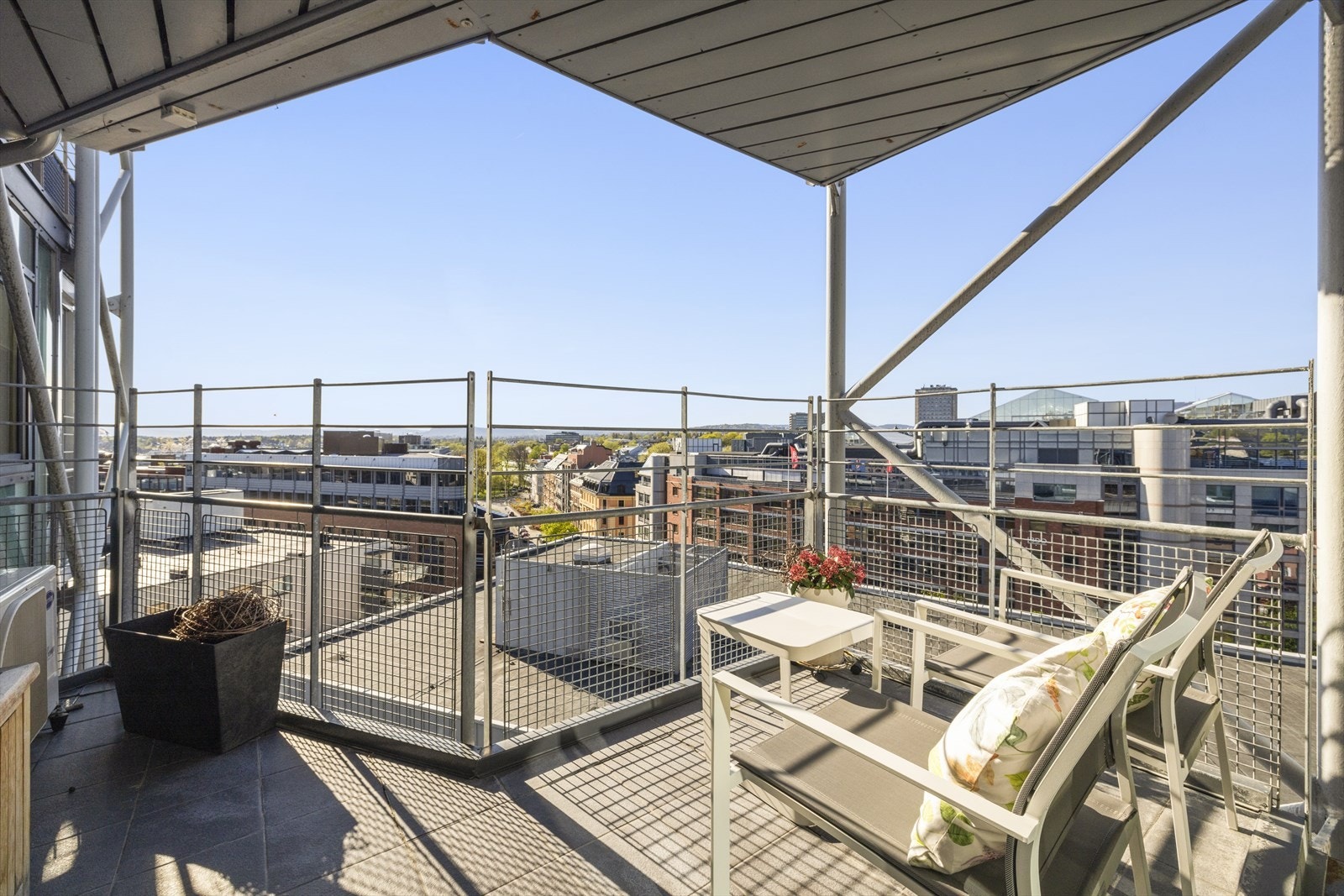 Nydelig balkong med sen kveldssol. høyt og fritt på Aker Brygge! Galleribilde
