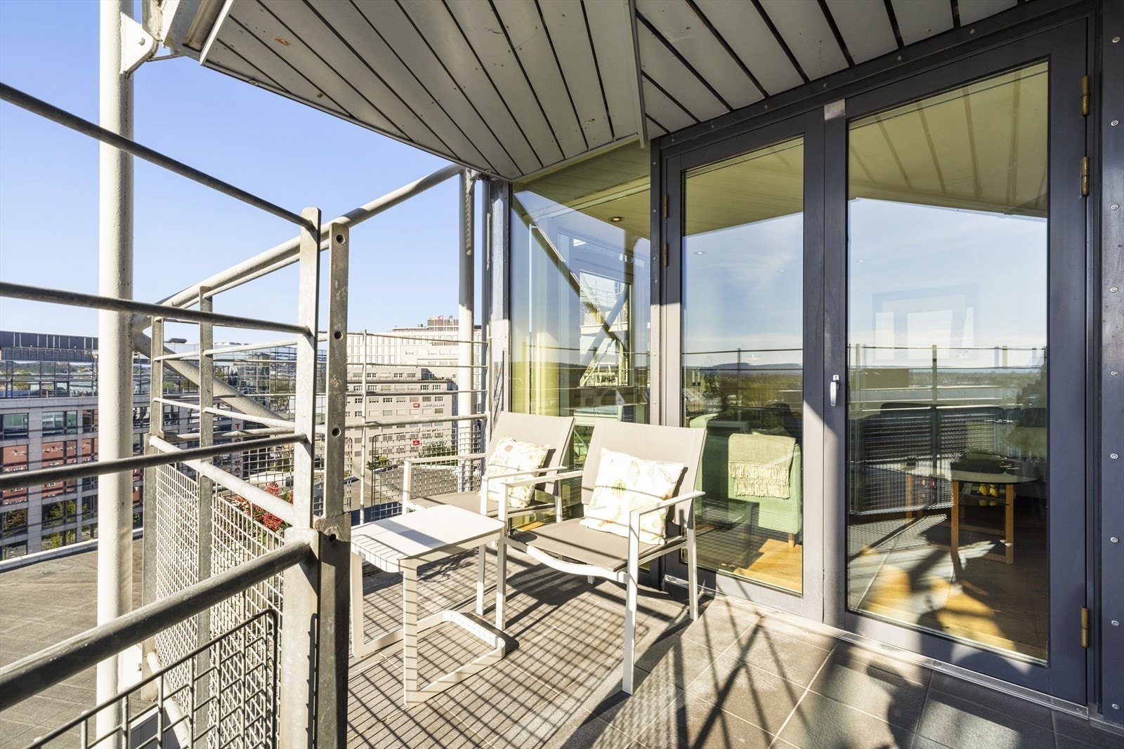 Solrik balkong. Galleribilde