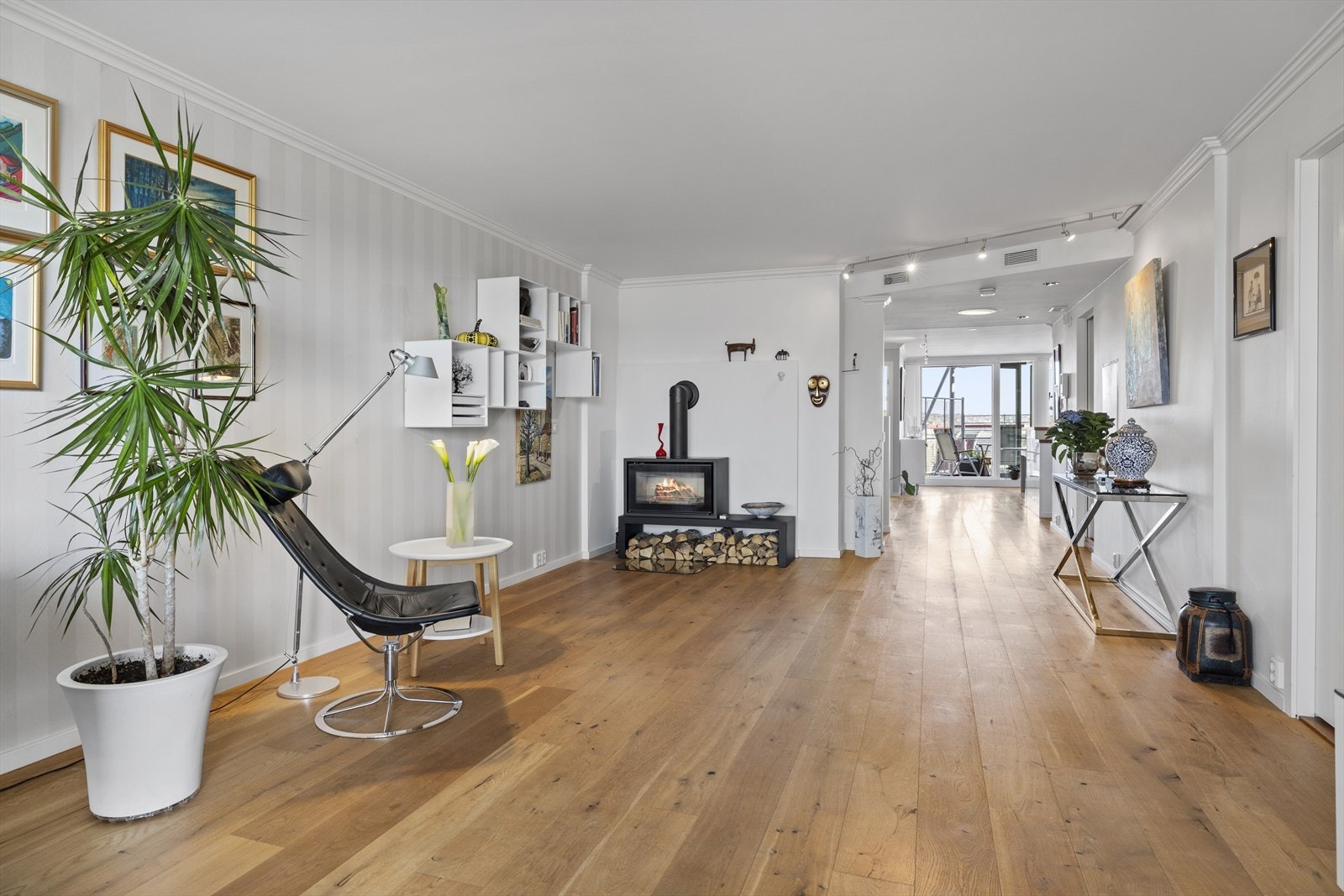 Det er ikke bare sommerstid leiligheten er flott, også i de kalde årstidene er leiligheten lun og varm og man kn kose seg foran peisen. Galleribilde