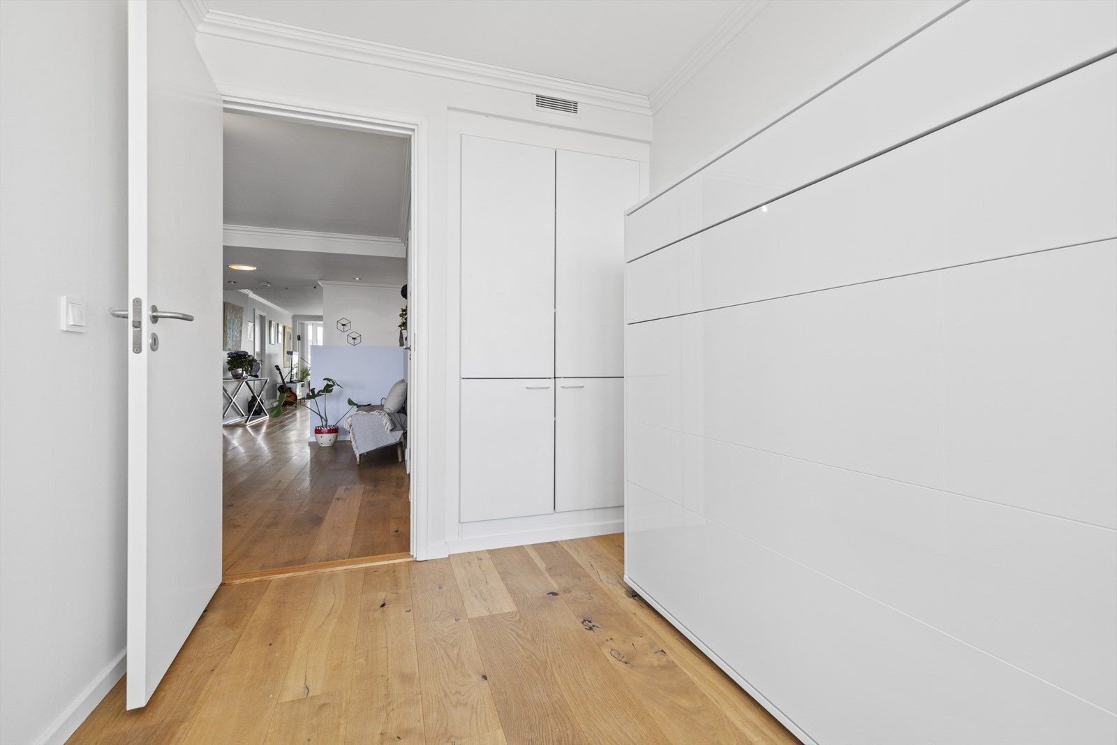 Plassbygget garderobeskap og praktisk skapseng som enkelt kan benyttes når man har gjester. Galleribilde