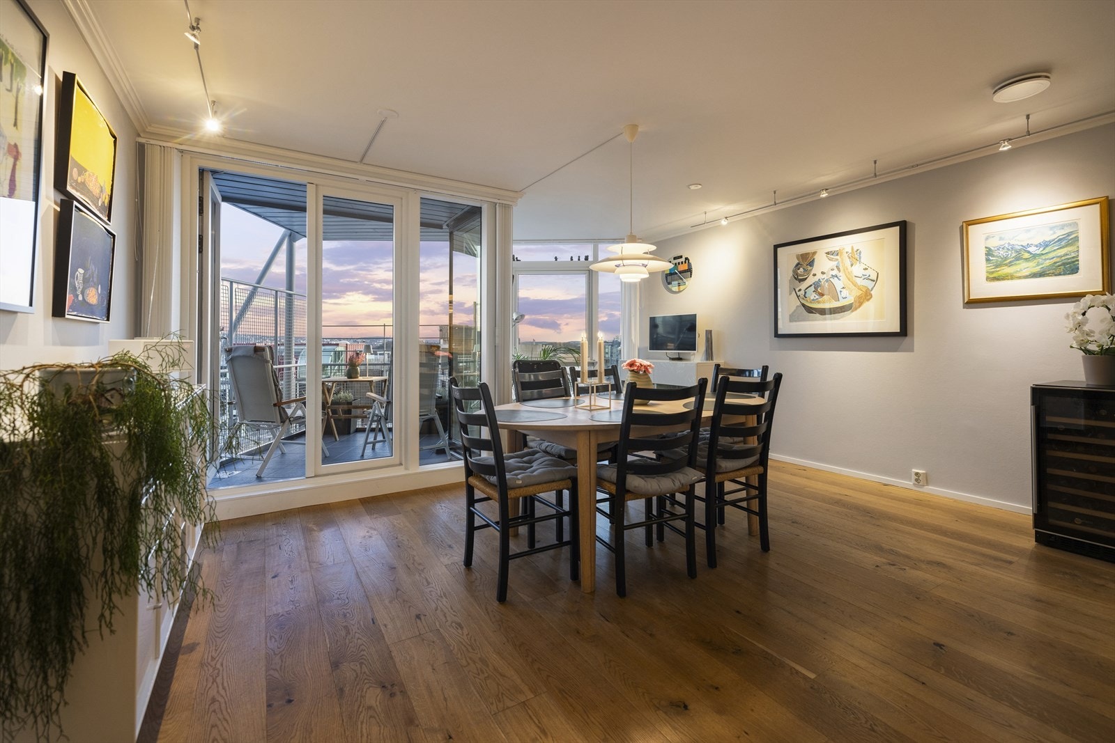 Kveldsstemning fra spisestuen. Galleribilde