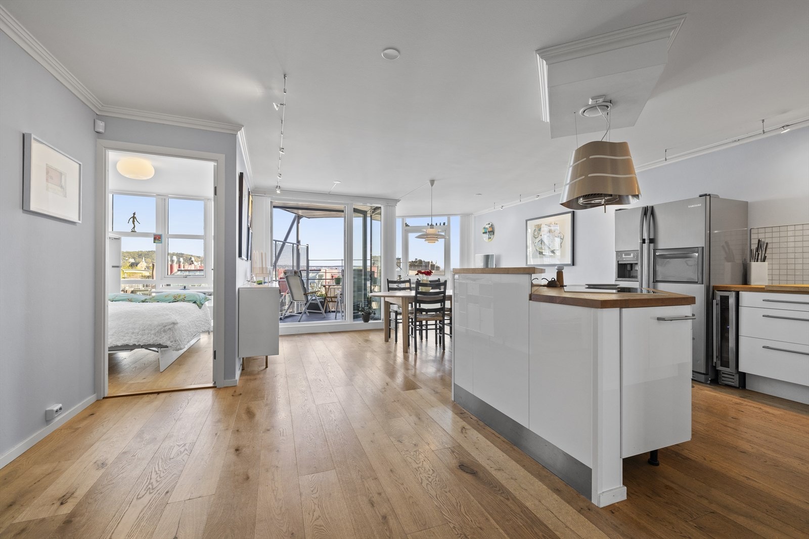 Kjøkkenet oppleves svært luftig og som et sosialt samlingspunkt. Galleribilde