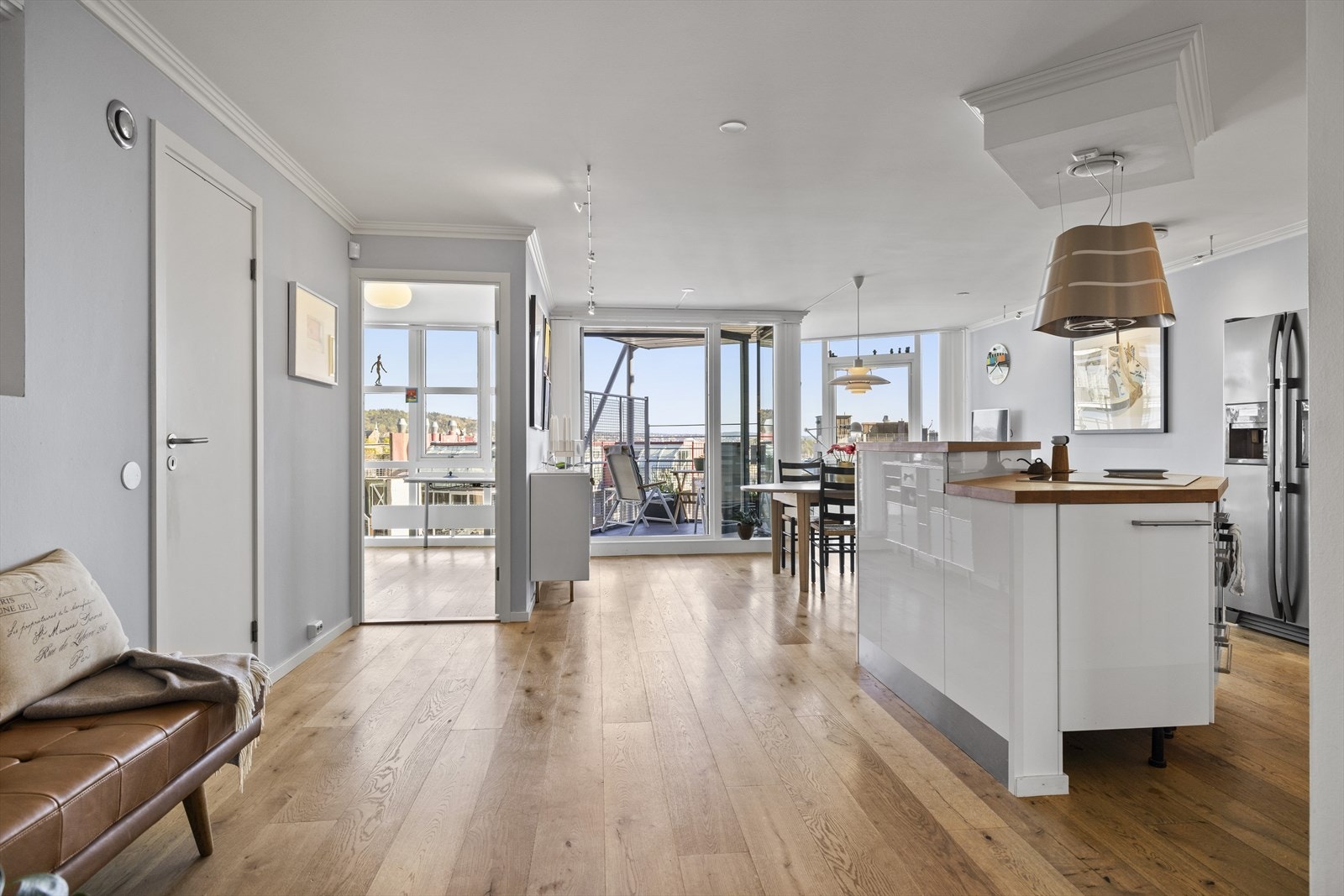 Svært gode lysforhold med induer fra gulv til tak. Galleribilde