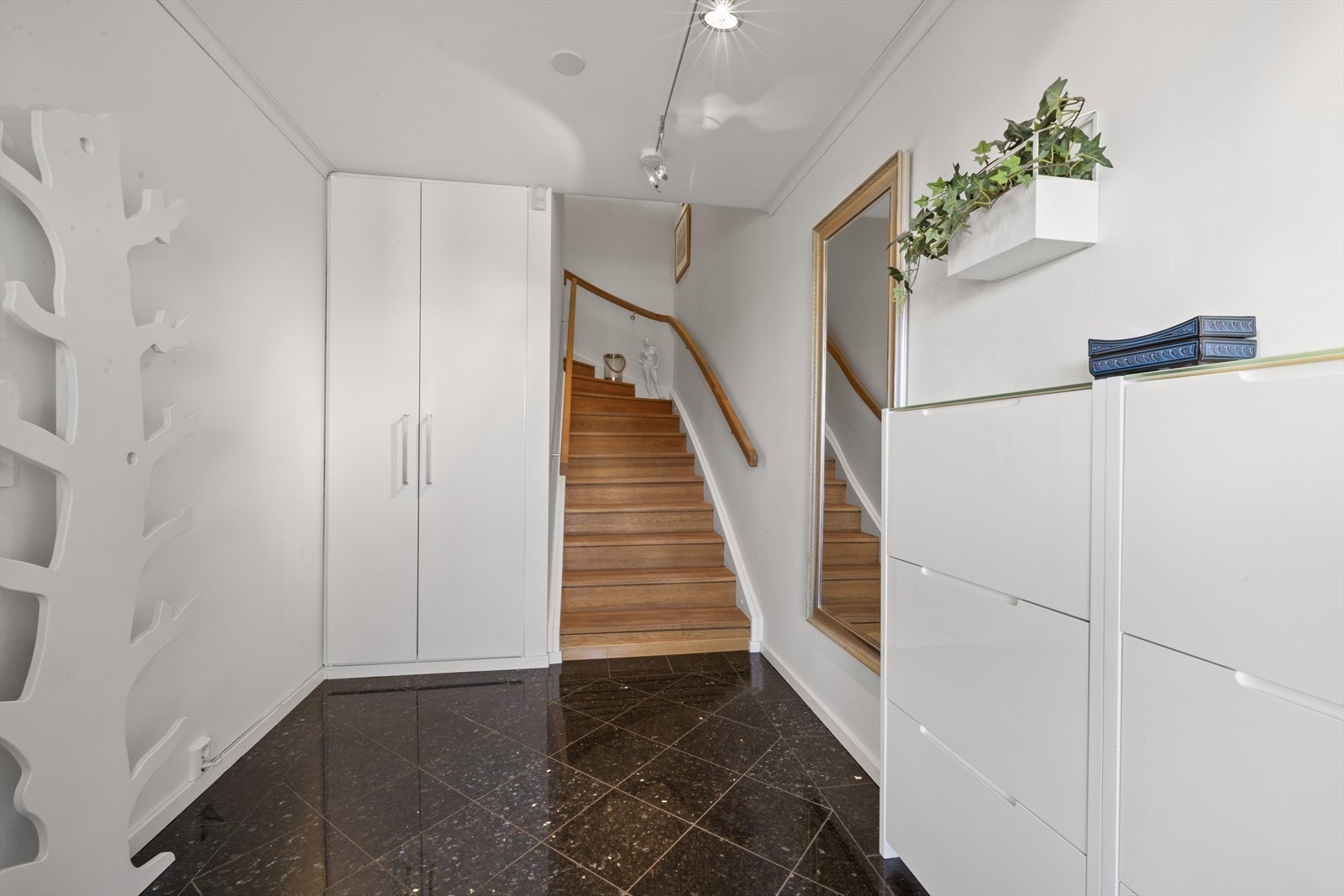 Innbydende entré med plassbygget garderobe. Trapp opp til 10.etg. Galleribilde