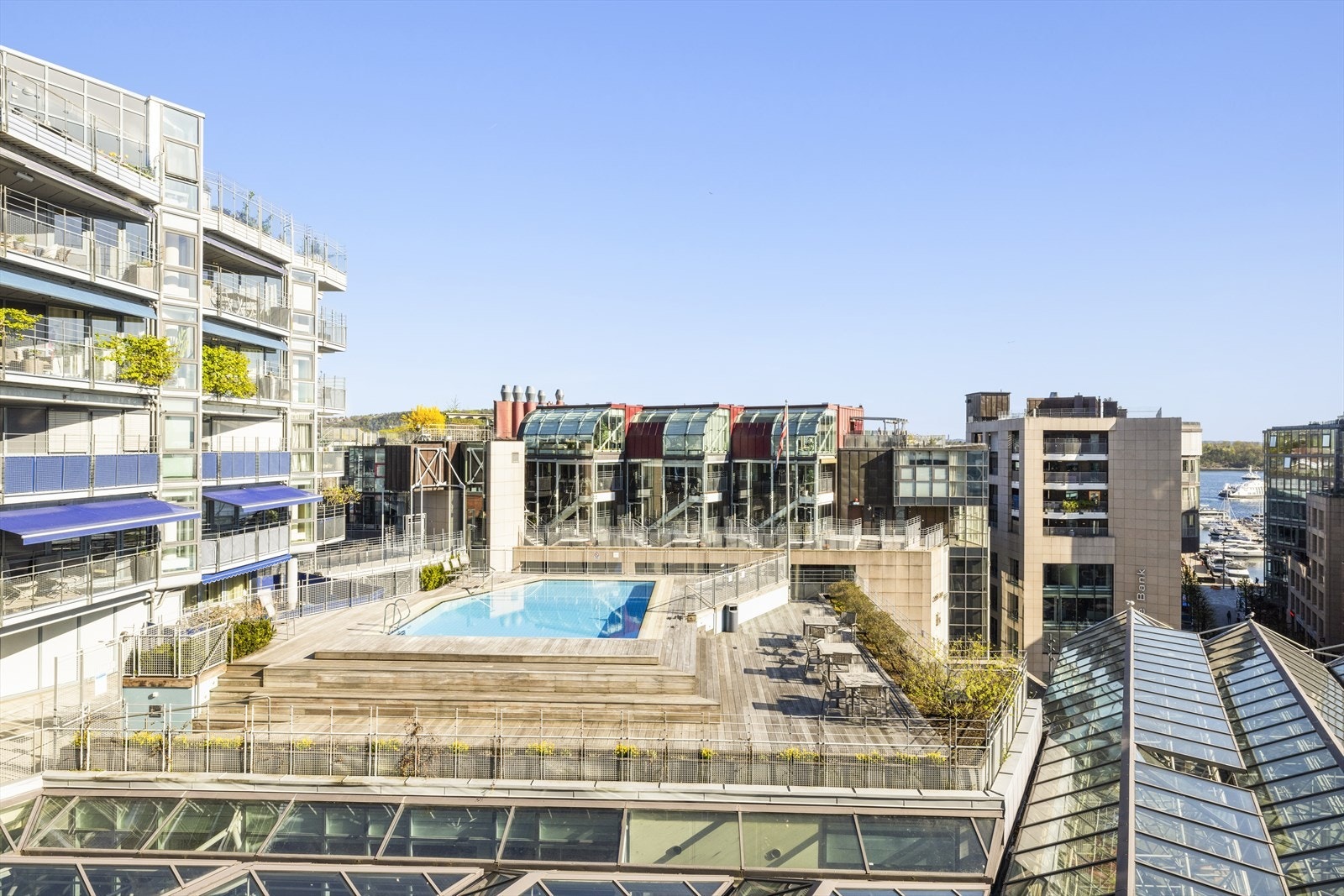 Bassenget er åpent hele året og holder 28 grader. Galleribilde