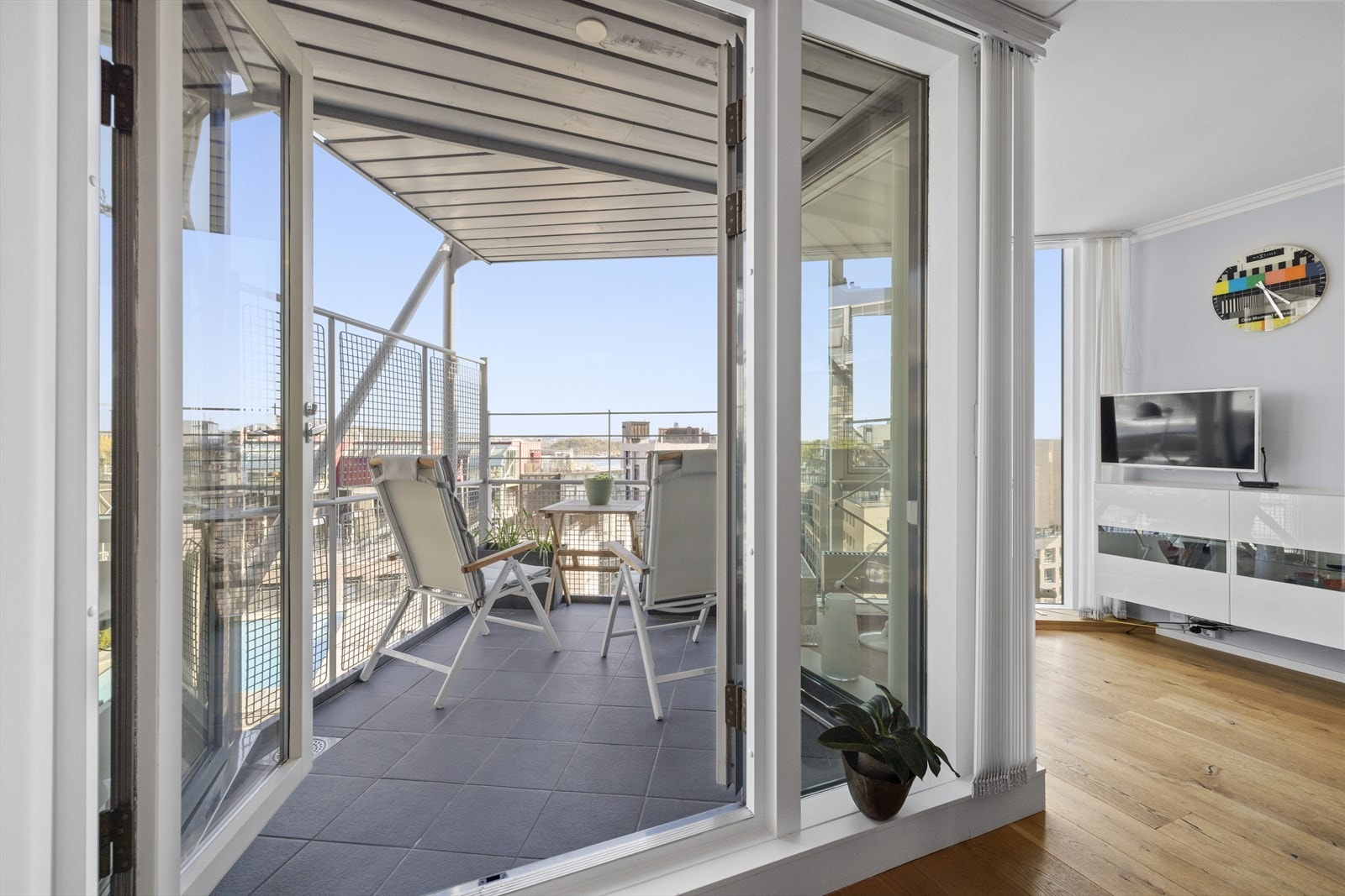 Romslig balkong med morgen og formiddagssol. Galleribilde