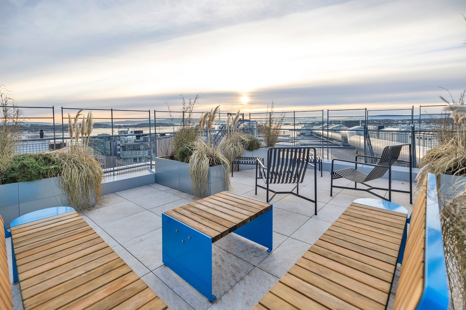 Nydelig utsikt over by og fjord. Galleribilde