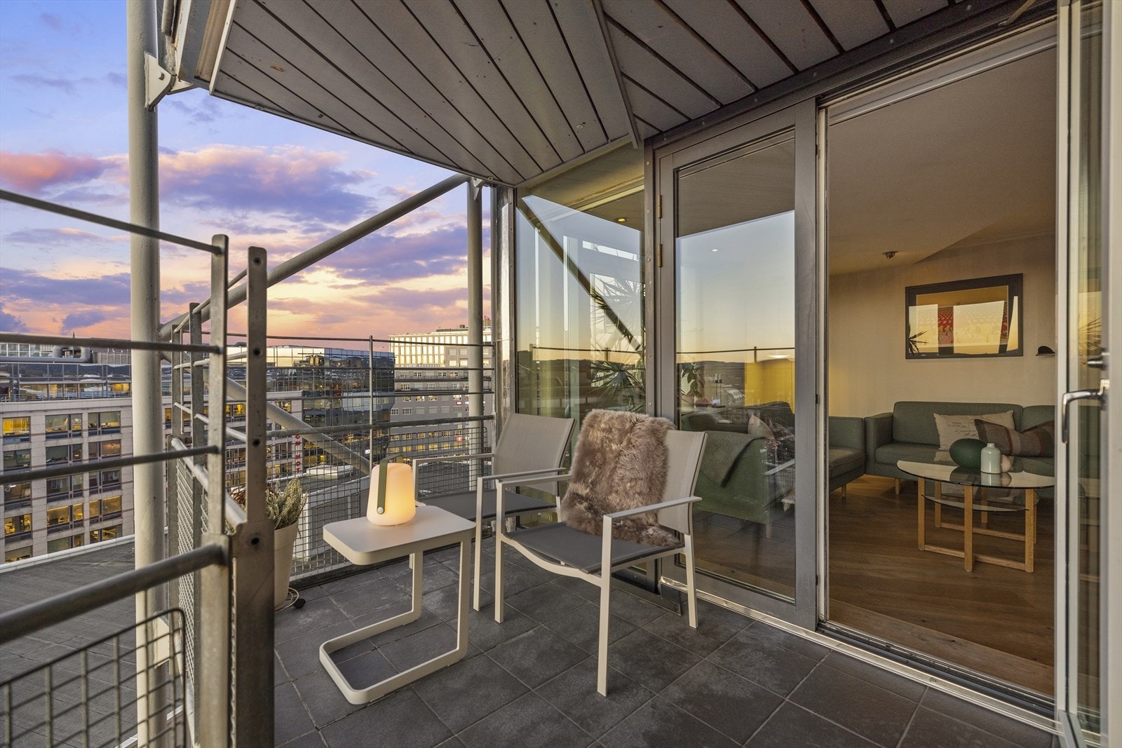 Balkong med kveldssol. Solen kommer hit ca kl. 17.00 sommerstid. Galleribilde