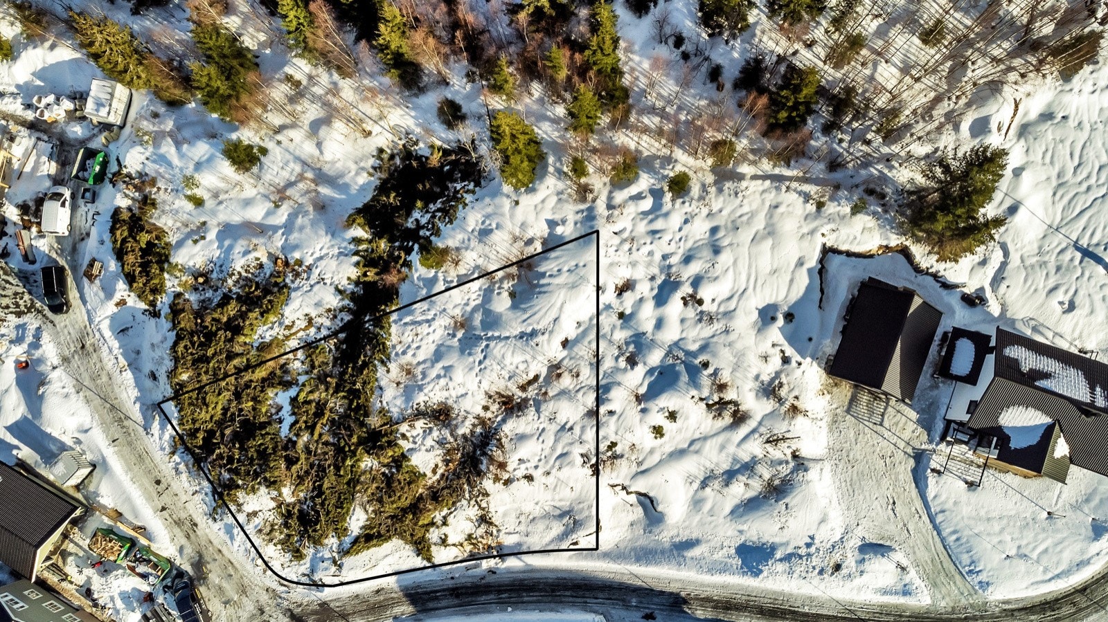 Tomten har en grunnflate på ca. 776 kvm og BYA på 30%. Tomtegrensene er tegnet opp digitalt og avvik vil forekomme. Galleribilde