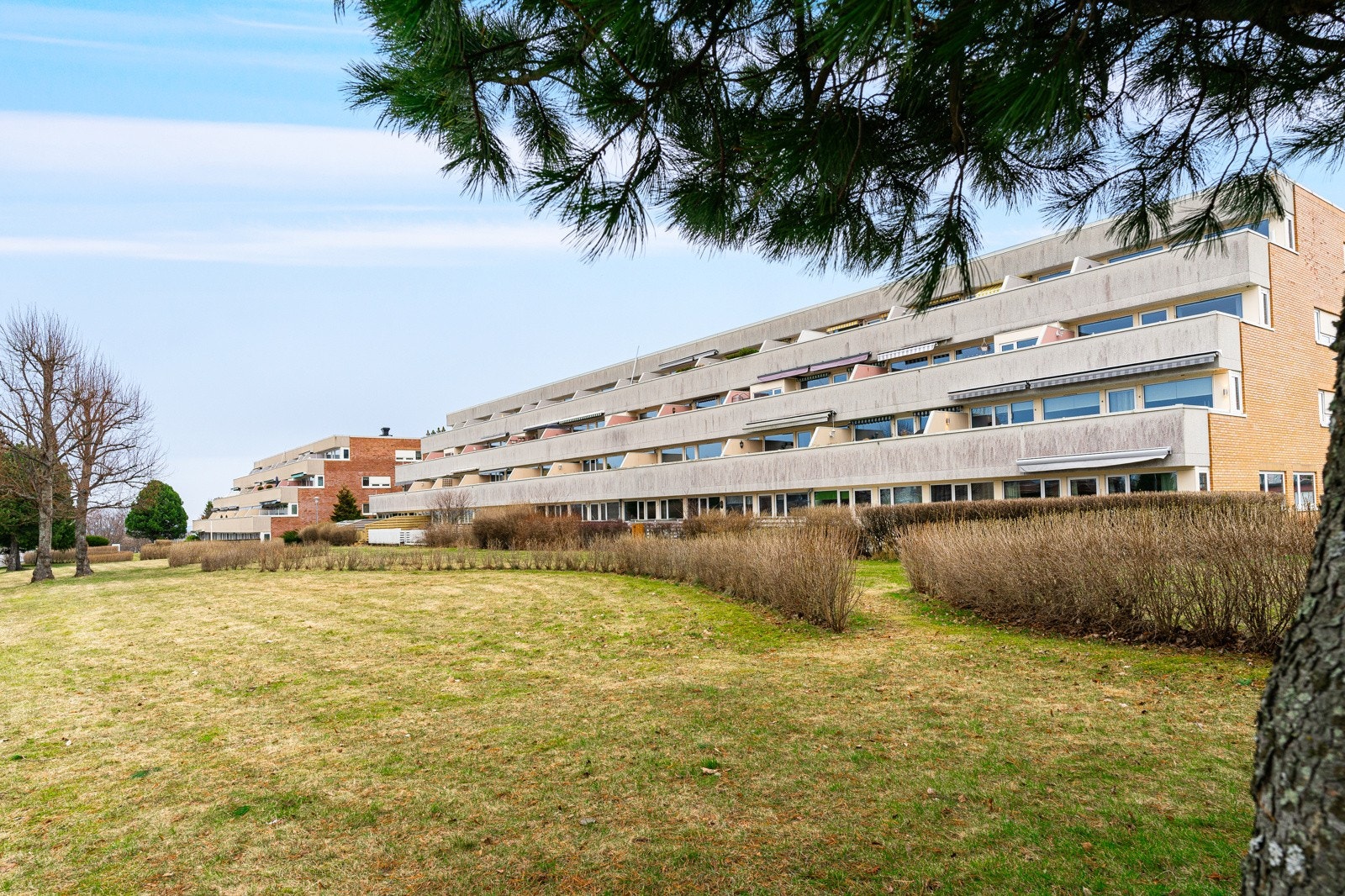 Velkommen til Stallmestervegen 2B, en lys og romslig terrasseleilighet som går over 2 plan med ingen gjenboere. Her bor man sentralt med "alt" man trenger i det daglige. Galleribilde