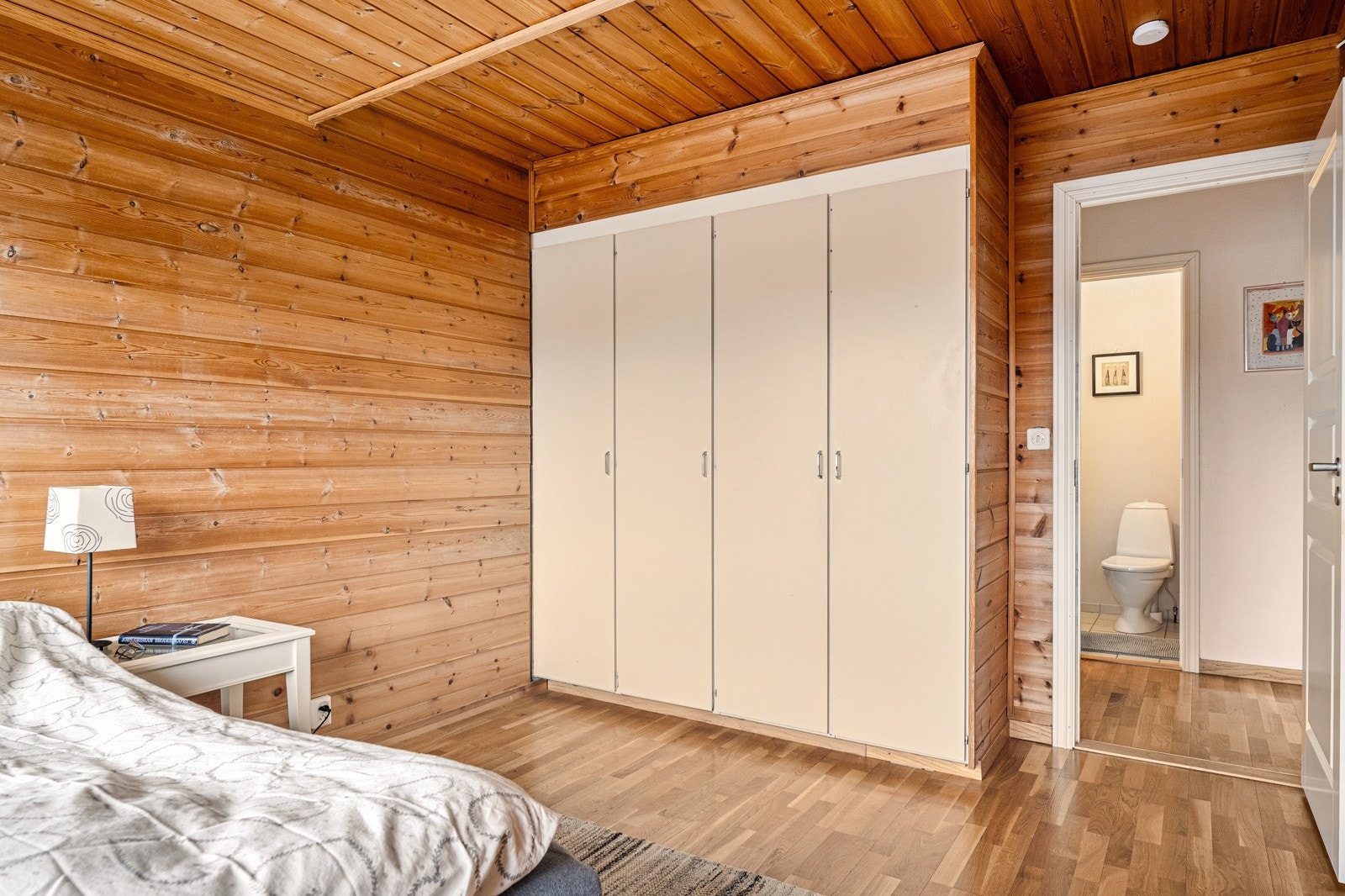 Soverom 2 er 12 kvm og har god plass til dobbeltseng og praktisk garderobe. Galleribilde