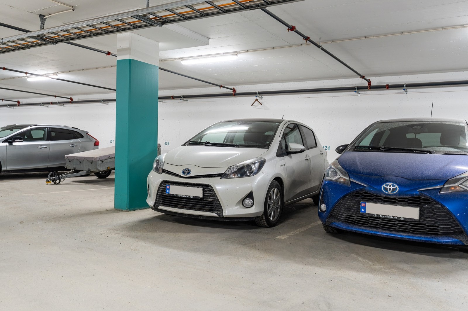 Fast parkeringplass i garasjekjeller. Leiligheten disponerer en bod i 1. etg som måler ca 5 kvm og en bod i kjeller som er noe mindre. Galleribilde