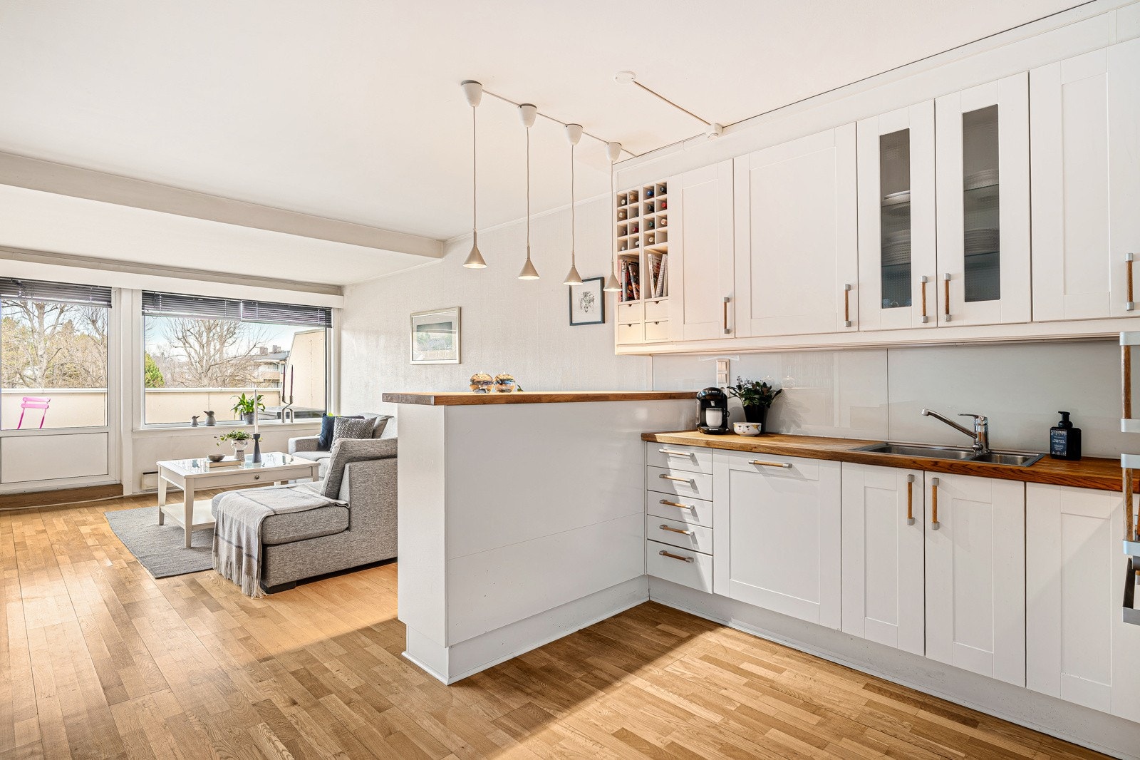 Her har man godt med oppbevaringsplass i kjøkkenøyen, samt svært god skap- og benkeplass. Galleribilde