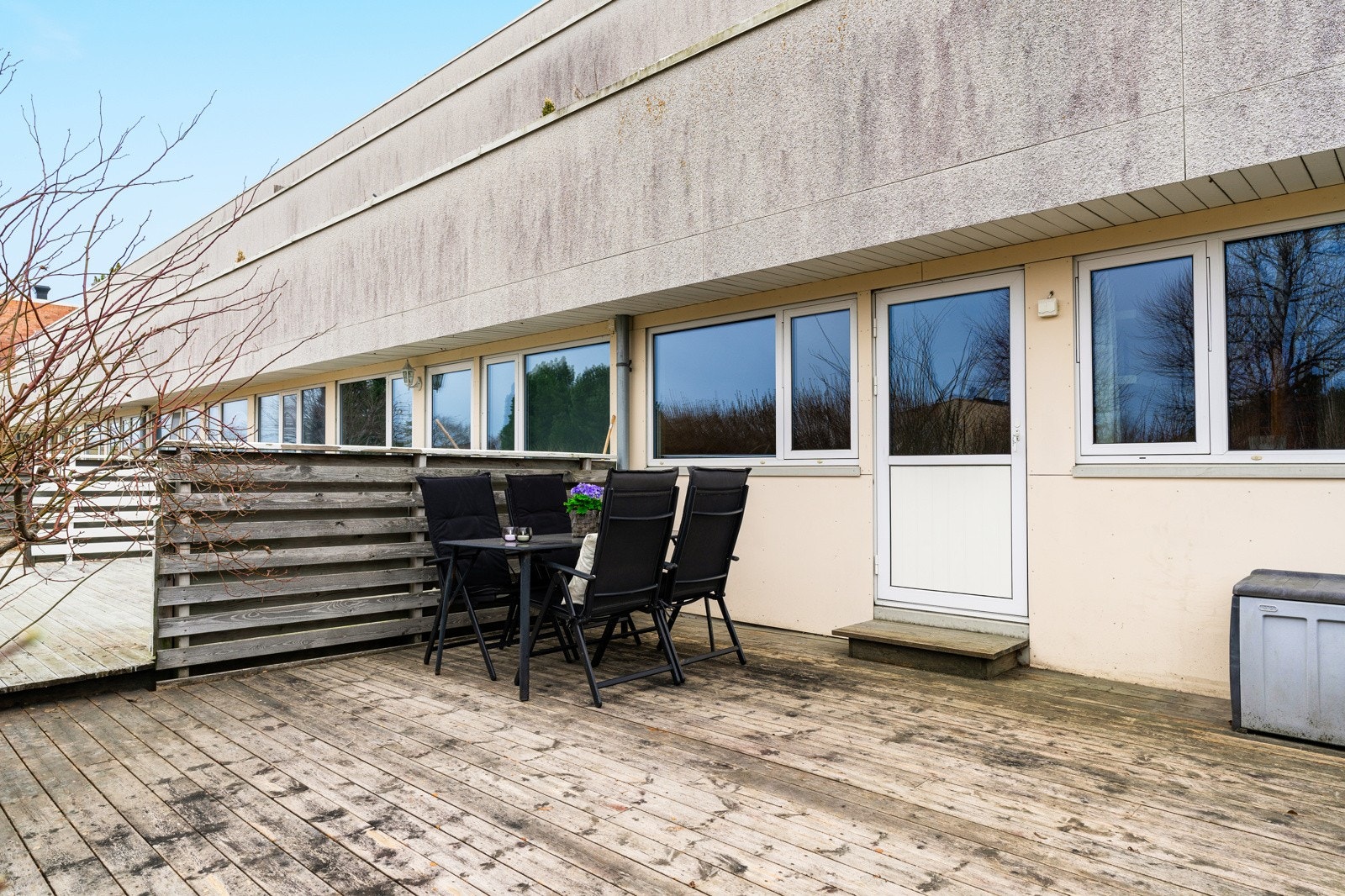 Terrassen er målt til hele 27 kvm og har god plass til utemøblement. Galleribilde