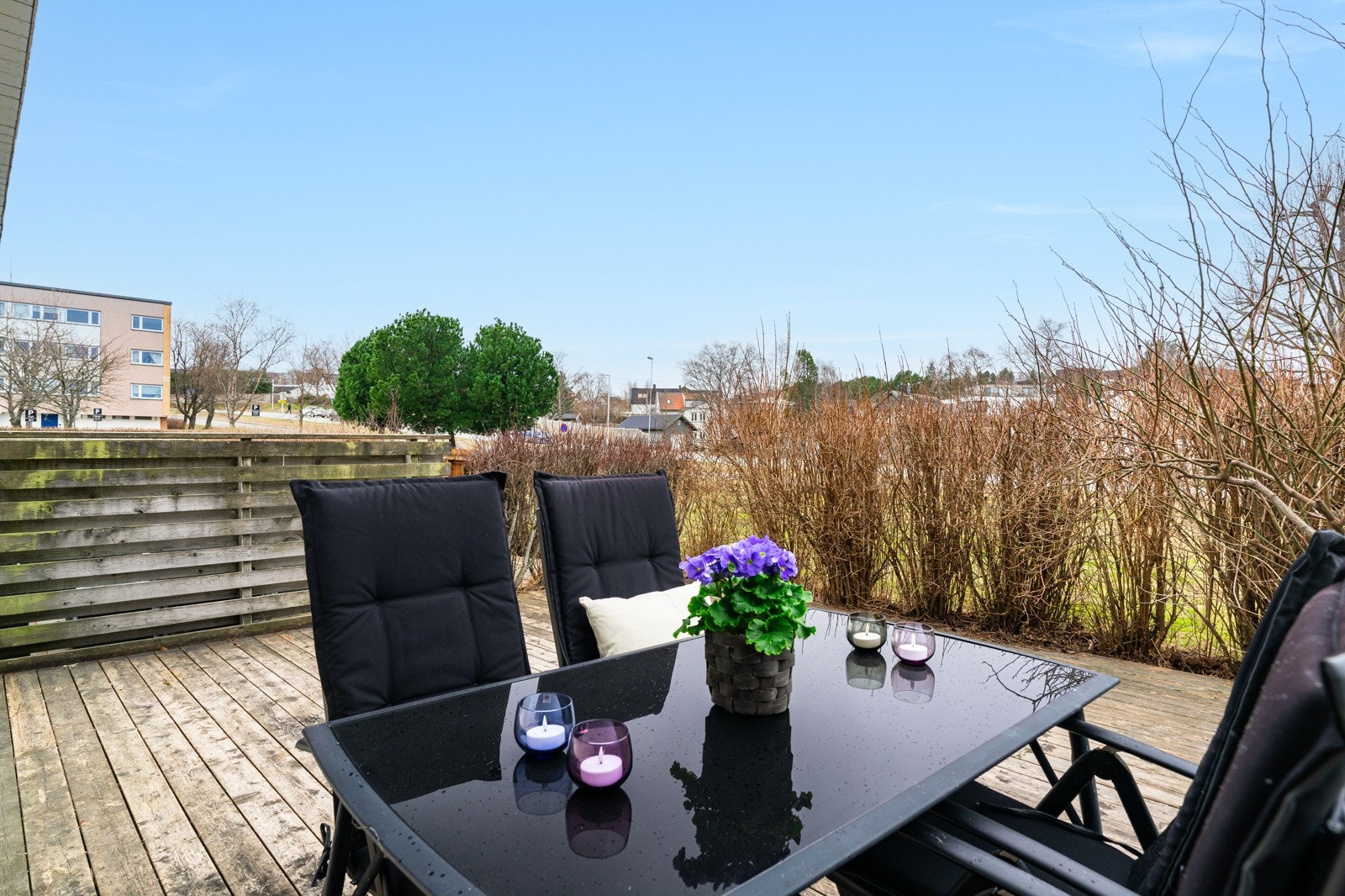 Terrassen har en skjermet beliggenhet med bl.a. levegger mot naboer og sjasminhekk mot borettslagets flotte grøntområder. I tillegg har selger plantet en nydelig hurdalsrosetre her. Galleribilde