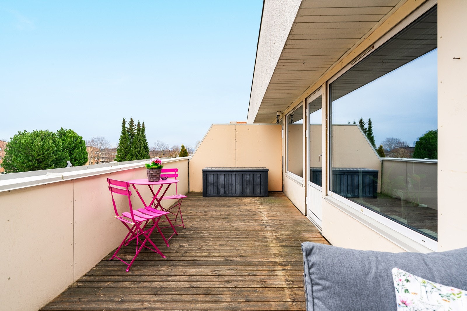 Fra stuen er det utgang til en romslig vestvendt balkong på ca 20 kvm. Galleribilde