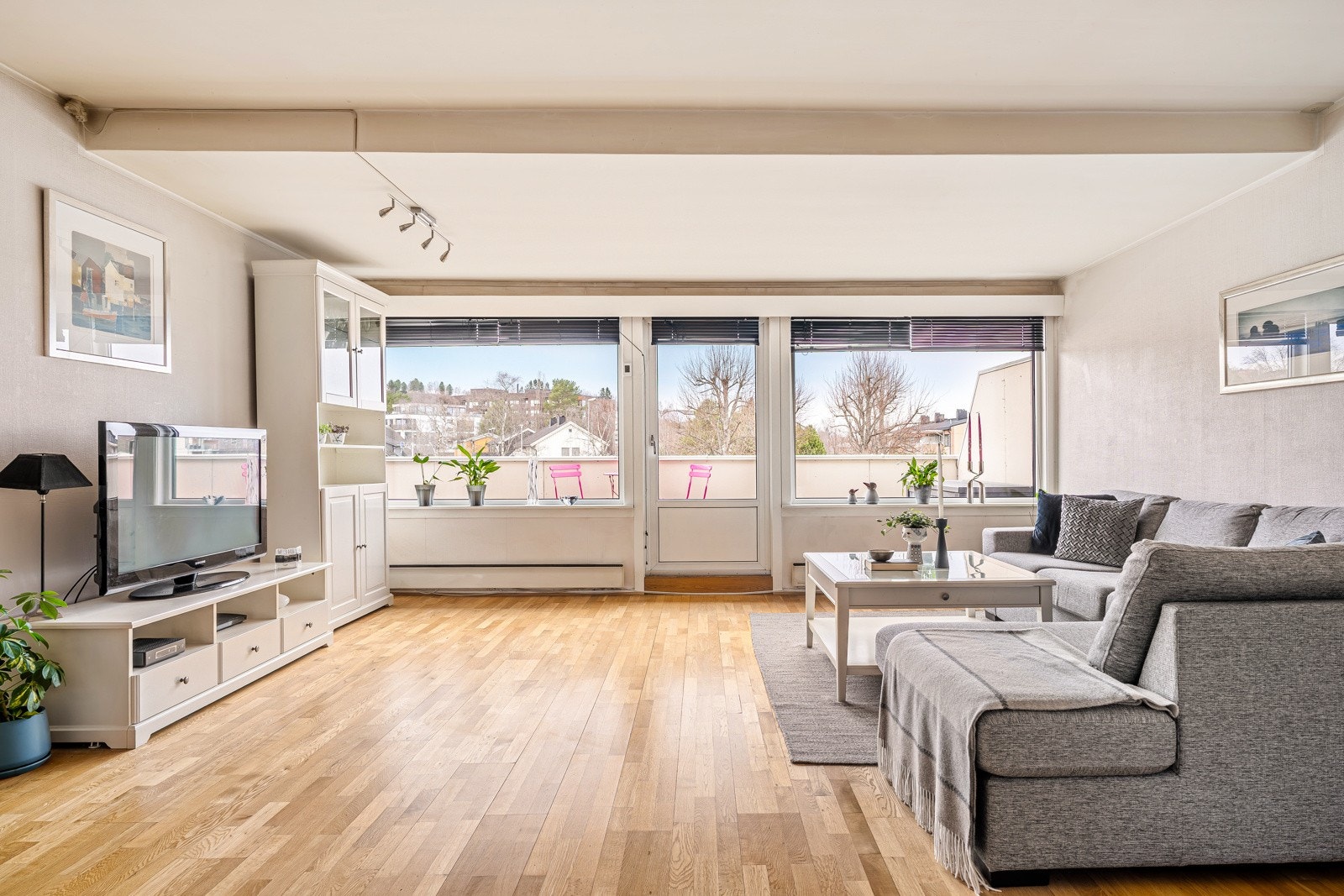 I 2. etasje har man en åpen stue og kjøkkenløsning som er på 40 kvm. Galleribilde