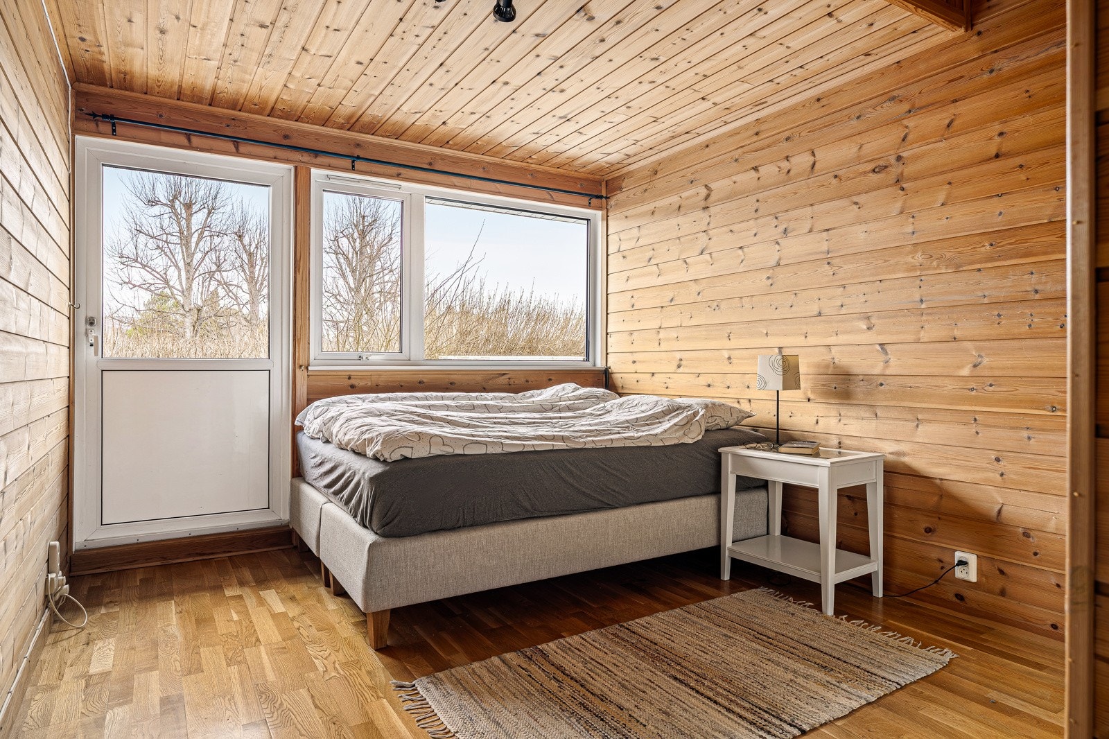 Fra det største soverommet har man utgang til en romslig terrasse med vestvendt beliggenhet som gir gode solforhold på ettermiddagen og kvelden. Galleribilde