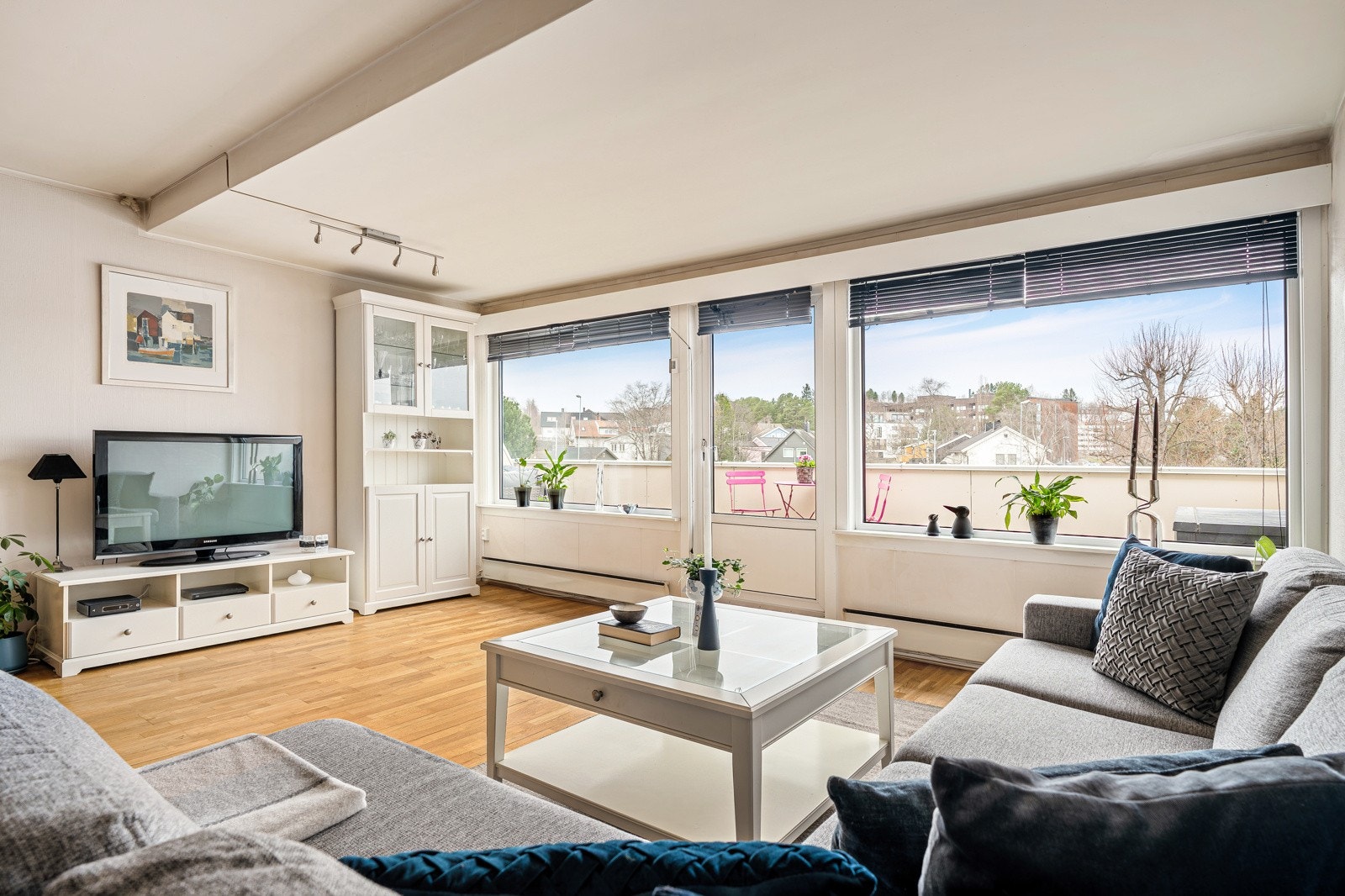 Stuen har store vindusflater som slipper inn godt med lys. Galleribilde