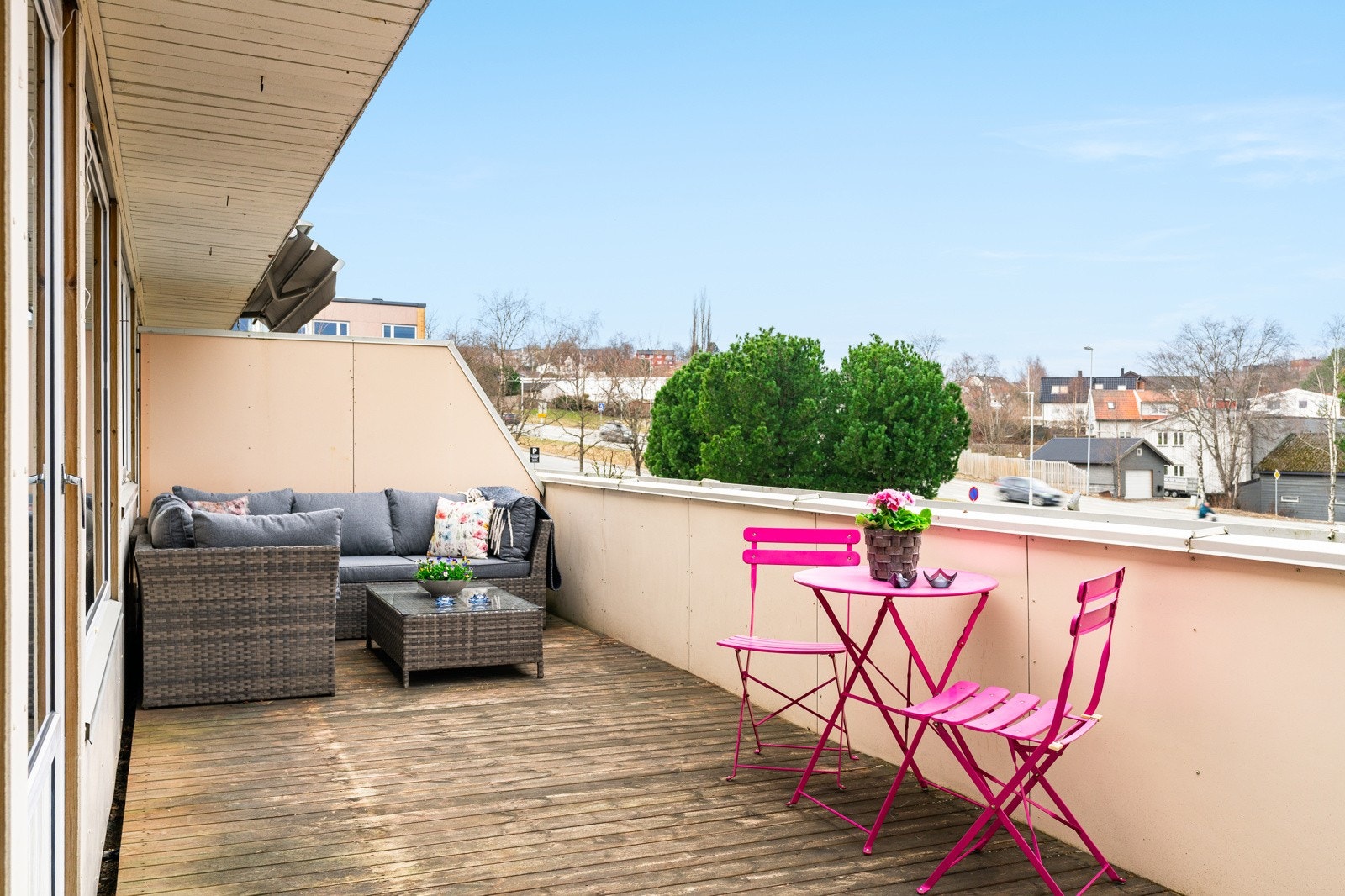 Balkongen har god plass til flere utegrupper og herfra kan man nyte en flott utsikt over området. Galleribilde