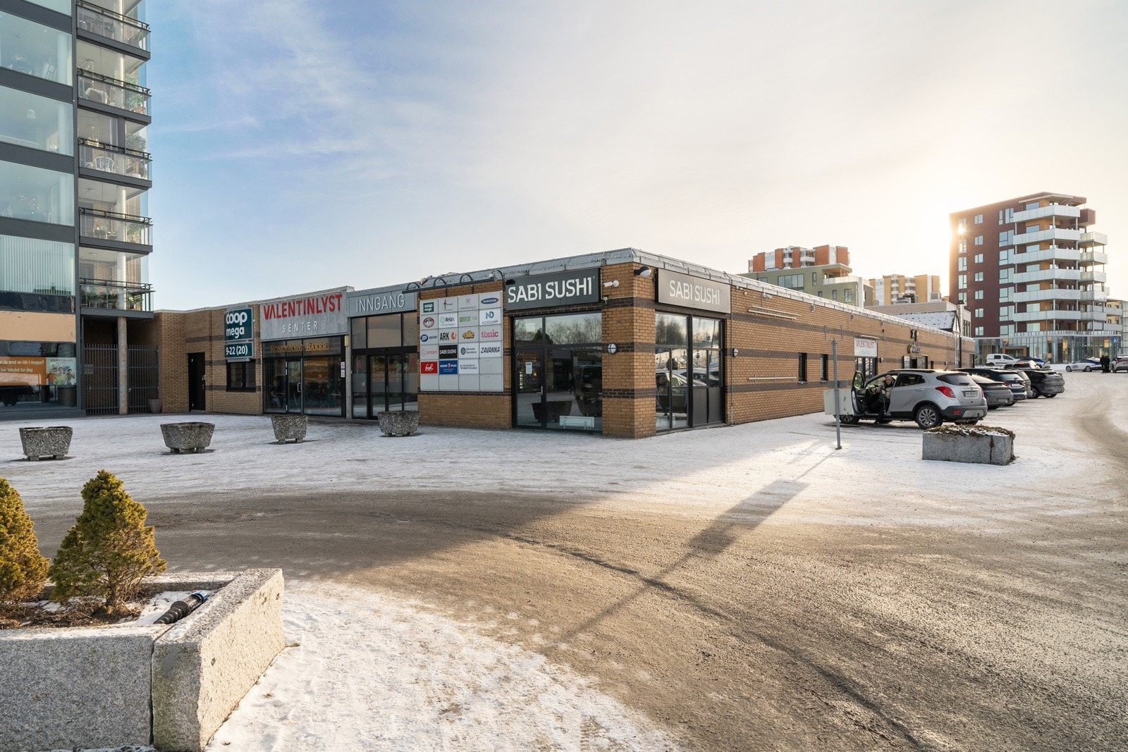 Det er kun få minutters gange til Valentinlystsenteret. Senteret inneholder bl.a. Kiwi og Coop Mega med post-i-butikk, vinmonopol, bakeri, legesenter, tannlege og treningssenter. Galleribilde