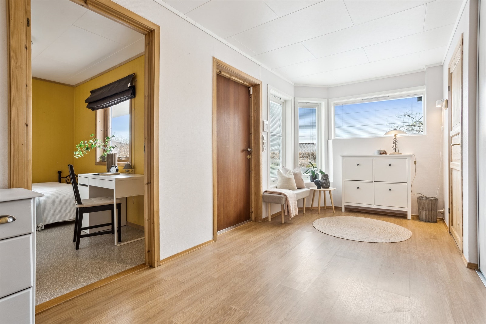Romslig entré med varme i gulv og speilglass skyvedørsgarderobe. Galleribilde