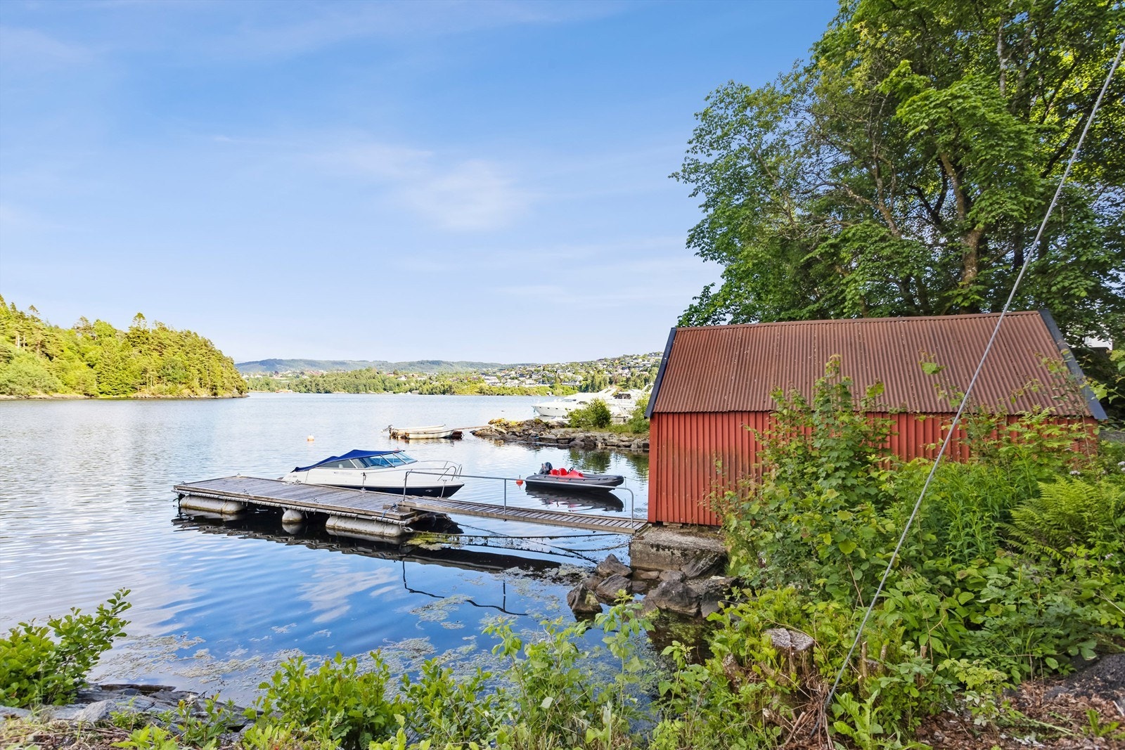 Det er kun en kort spasertur ned til Nordåsvannet hvor man har egen ubebygget sjøtomt på ca 17 kvm og bruksrett til del av flytebrygge som vises i bildet. Galleribilde